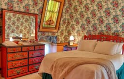 The Klompen Suite at Pella Mansion