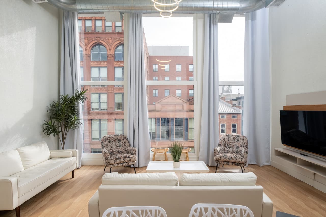 Lou-City Penthouse by Hollyhock Suites