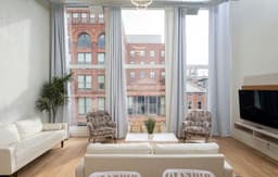 Lou-City Penthouse by Hollyhock Suites