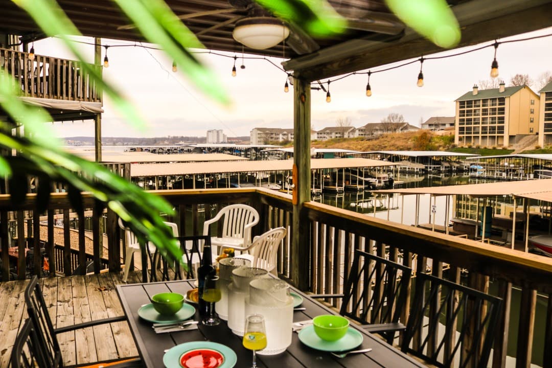 Daylight Cove: Lakefront Condo, Pool, Hot Tub!