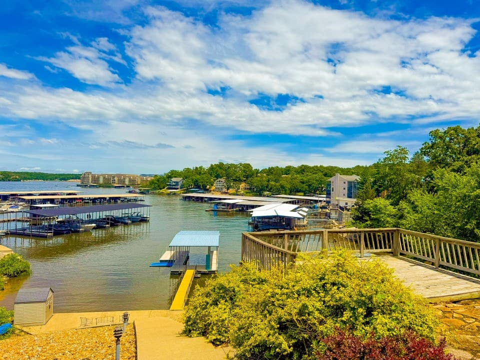 Lakefront 4BD/2.5BA Grill/Dock/Sleeps 13PP