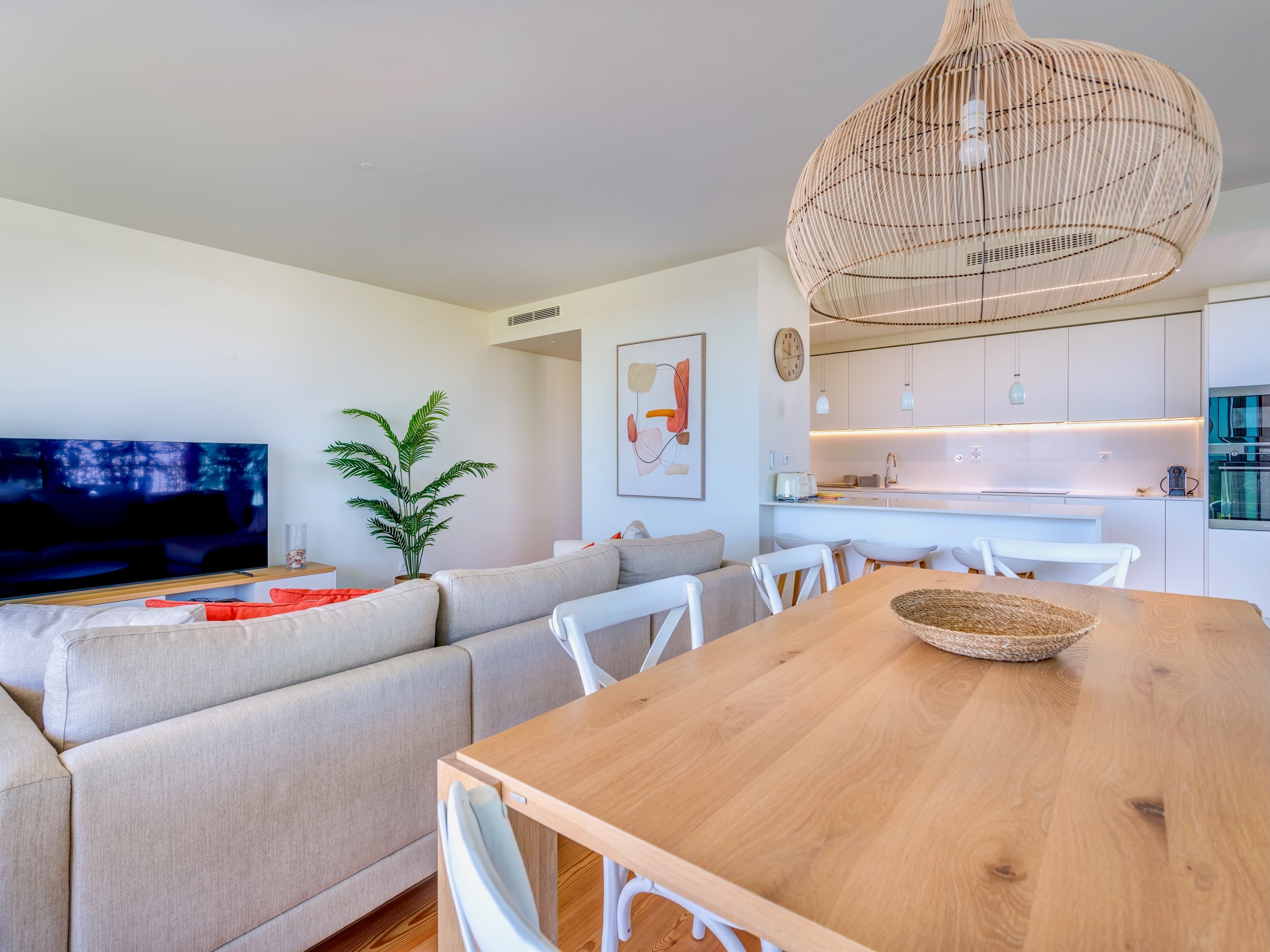 beachfront bliss & spa - dining table