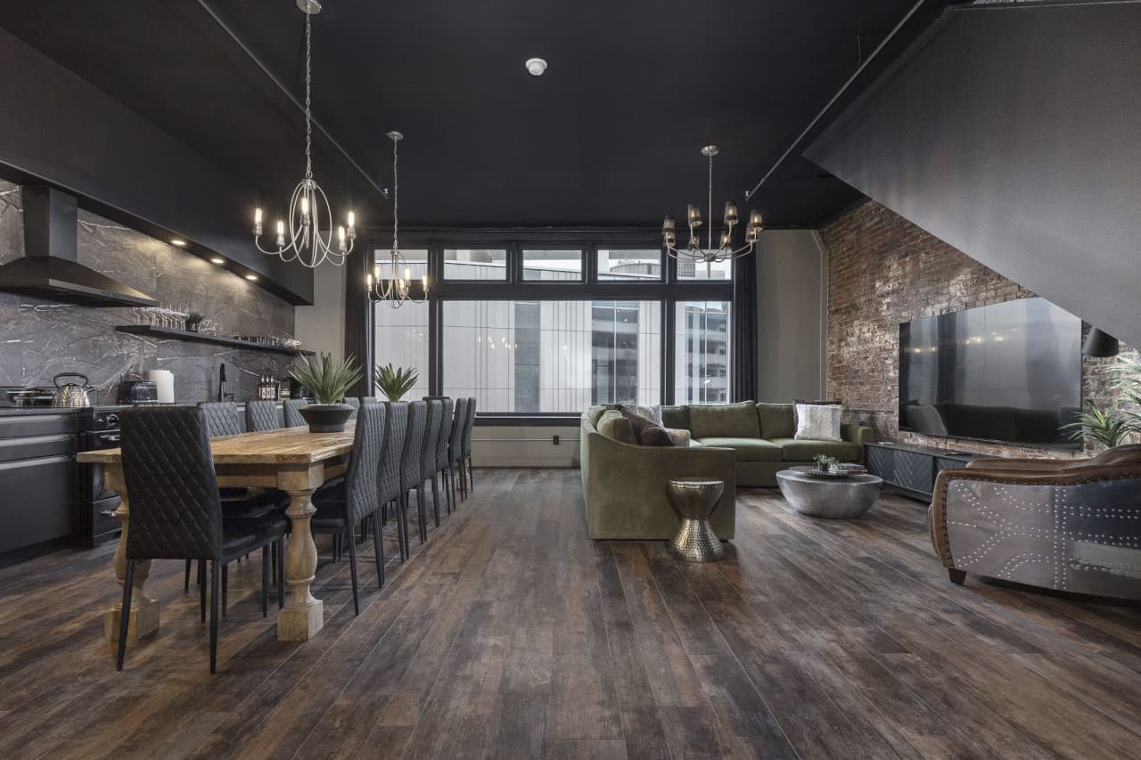 Penthouse Grand Executive Suite. 6 Bed, 3 Bath with Rooftop Private Deck!
