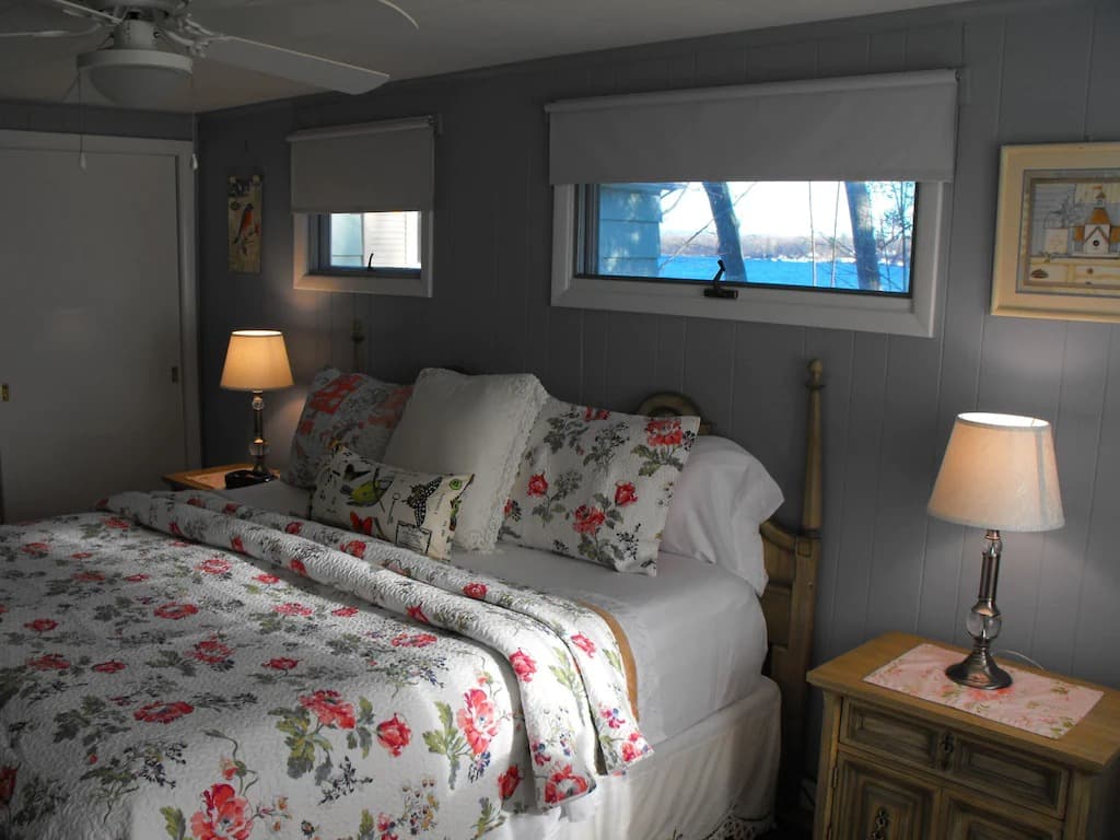 Arrowhead - Master BR Bed and Windows_16_11zon