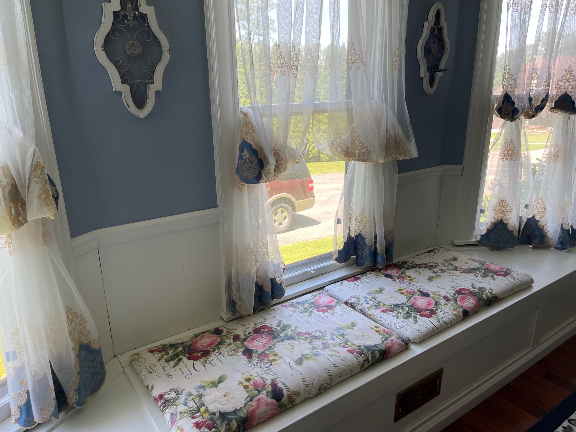 Main Street - reading bench in bedroom