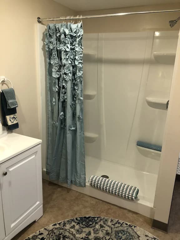 Sunflower - Main bathrom 1 - Towards Shower
