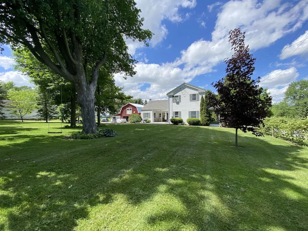 The Farmhouse-Seneca/Keuka-HotTub-WineTrail-1850’s Farmhouse