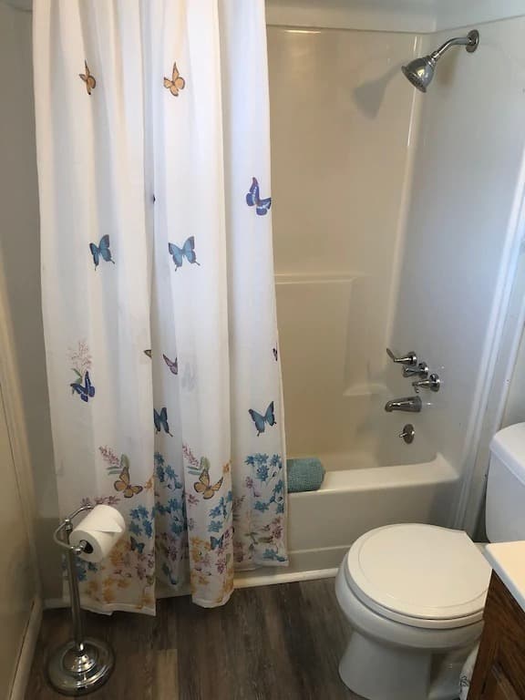 37 - Bathroom towards tub_2_11zon