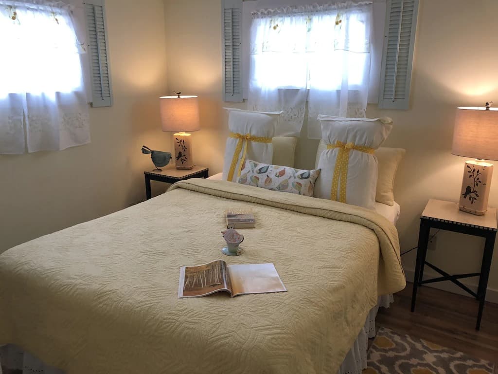 Bedroom 2 of 2 (queen bed)