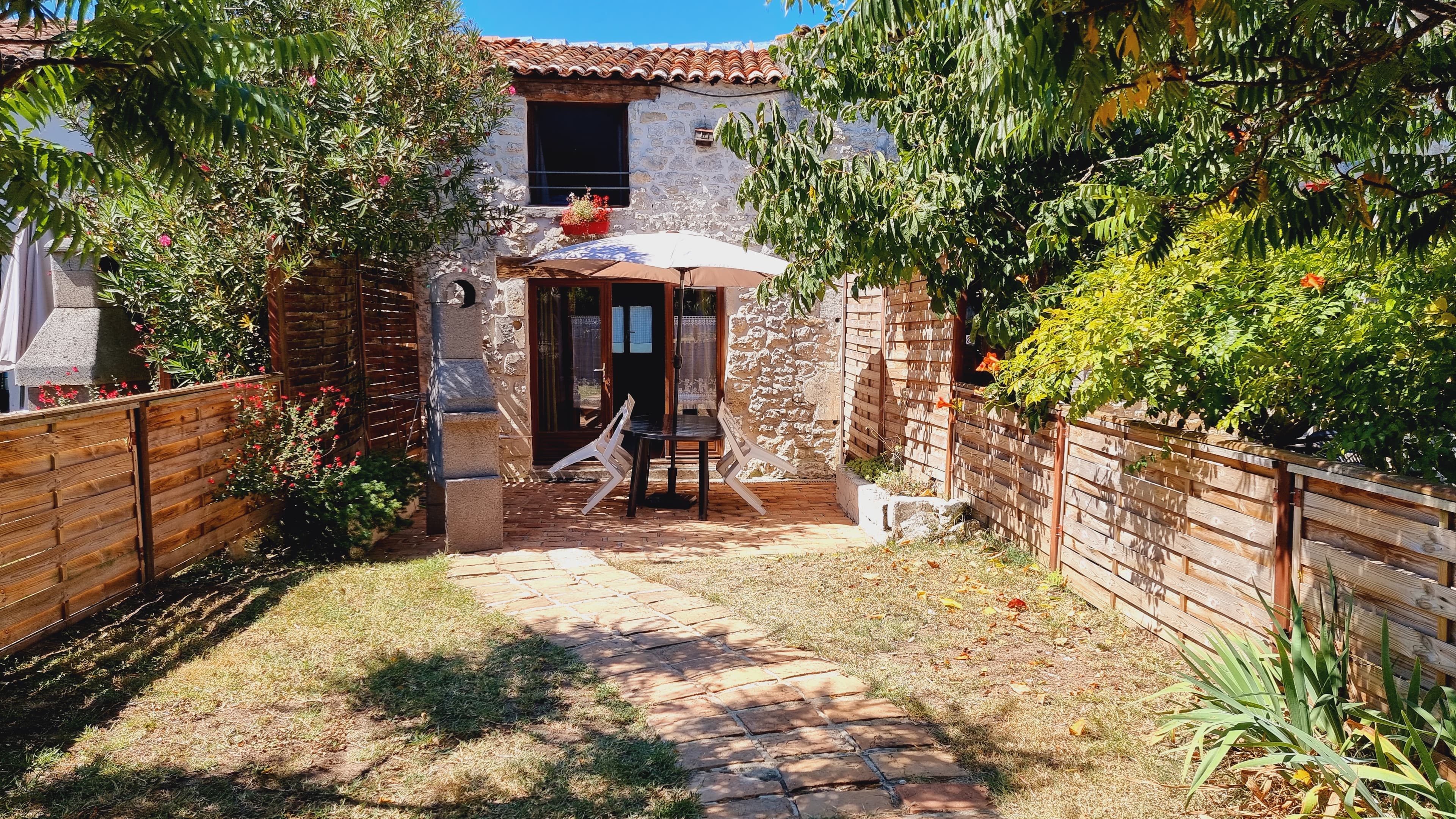 Entrance of Le Chai gîte within the estate park
