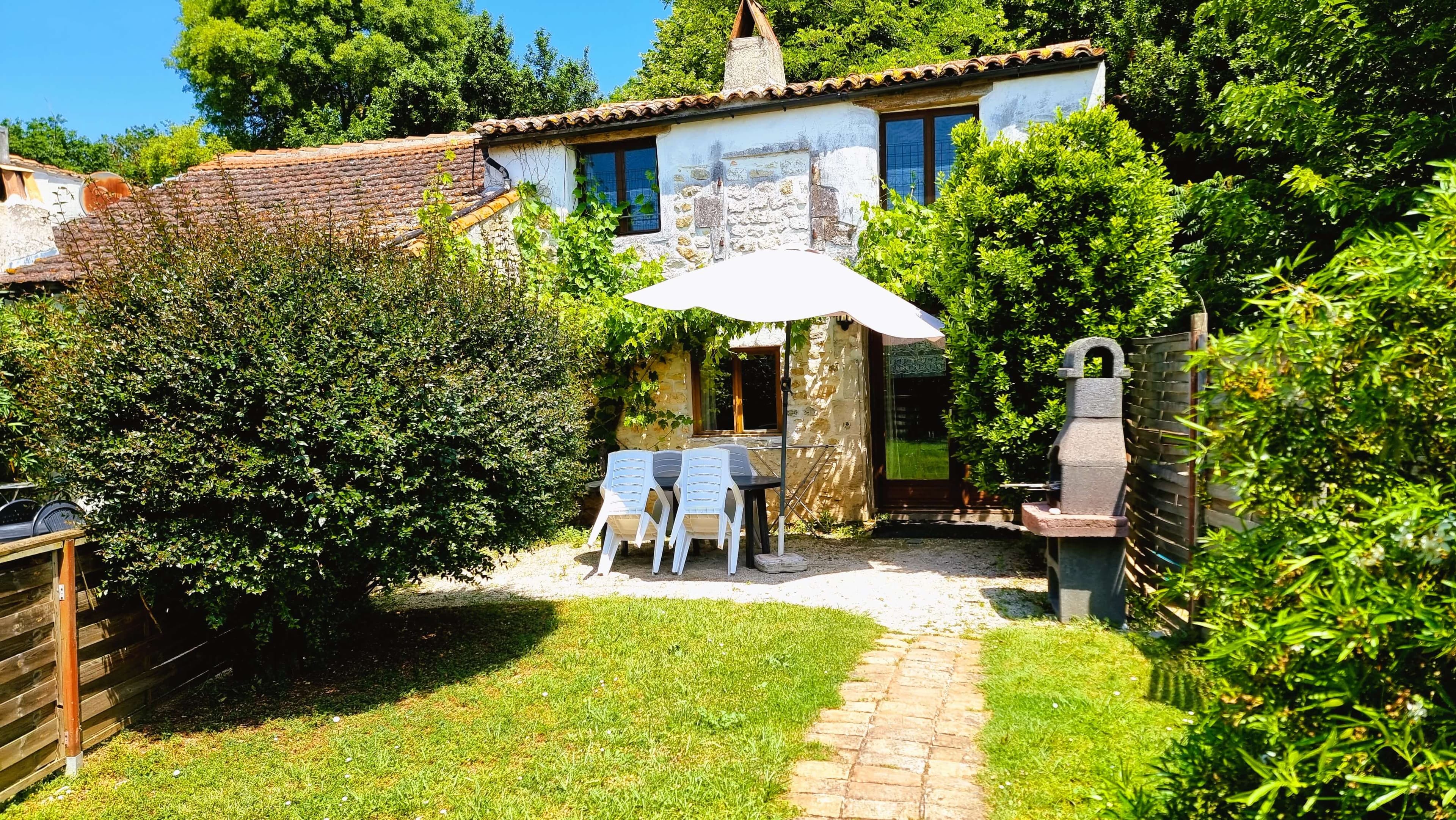 Flowered entrance of La Mangeoire gîte