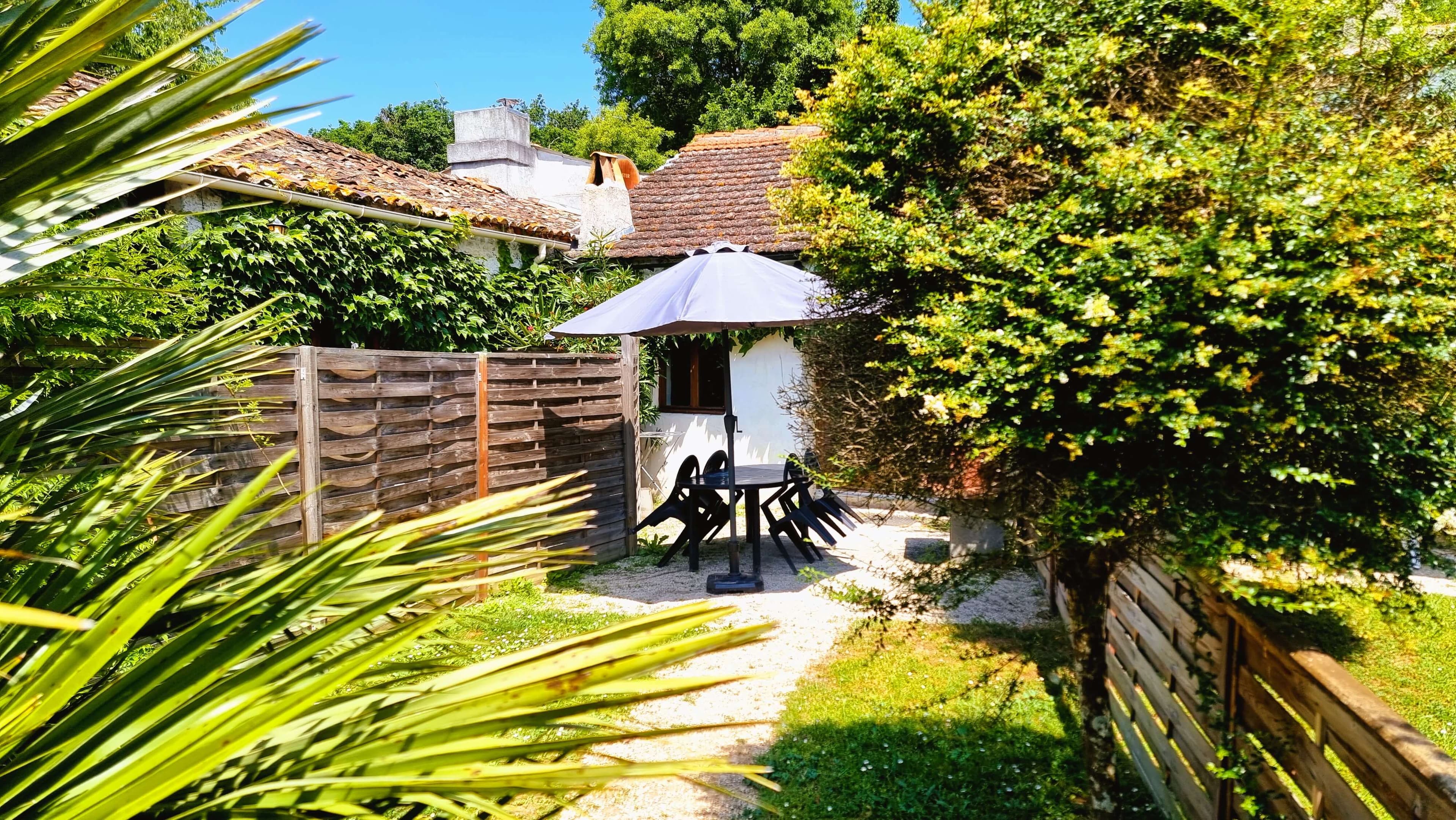 Flower-lined entrance of Le Four à Pain gîte