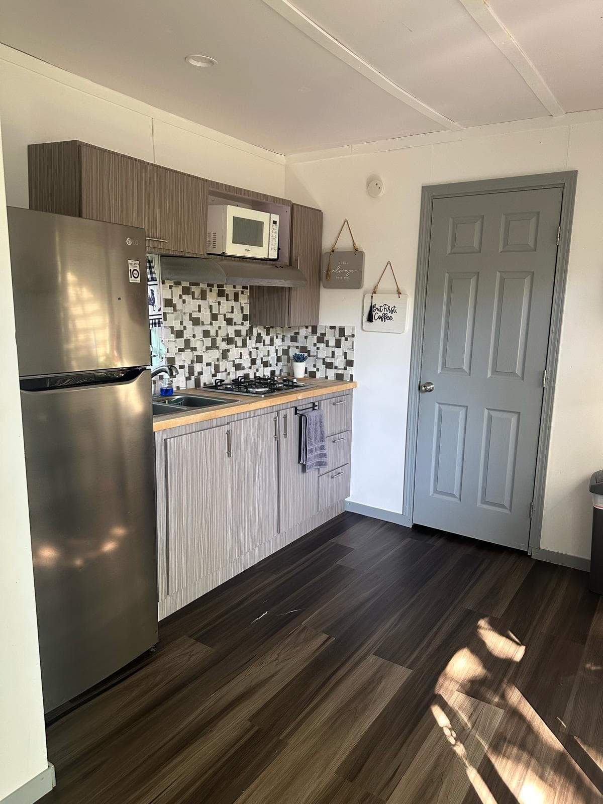 Full kitchen with refrigeretaor