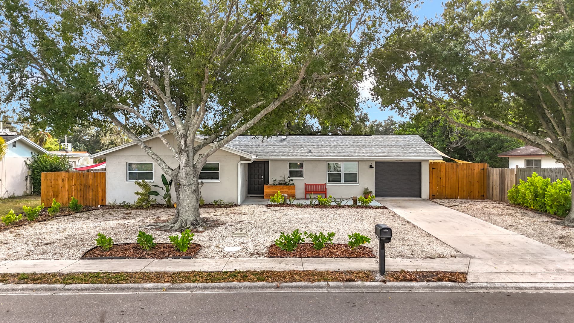 Sarasota House Modern King Size Beds + Fenced Yard