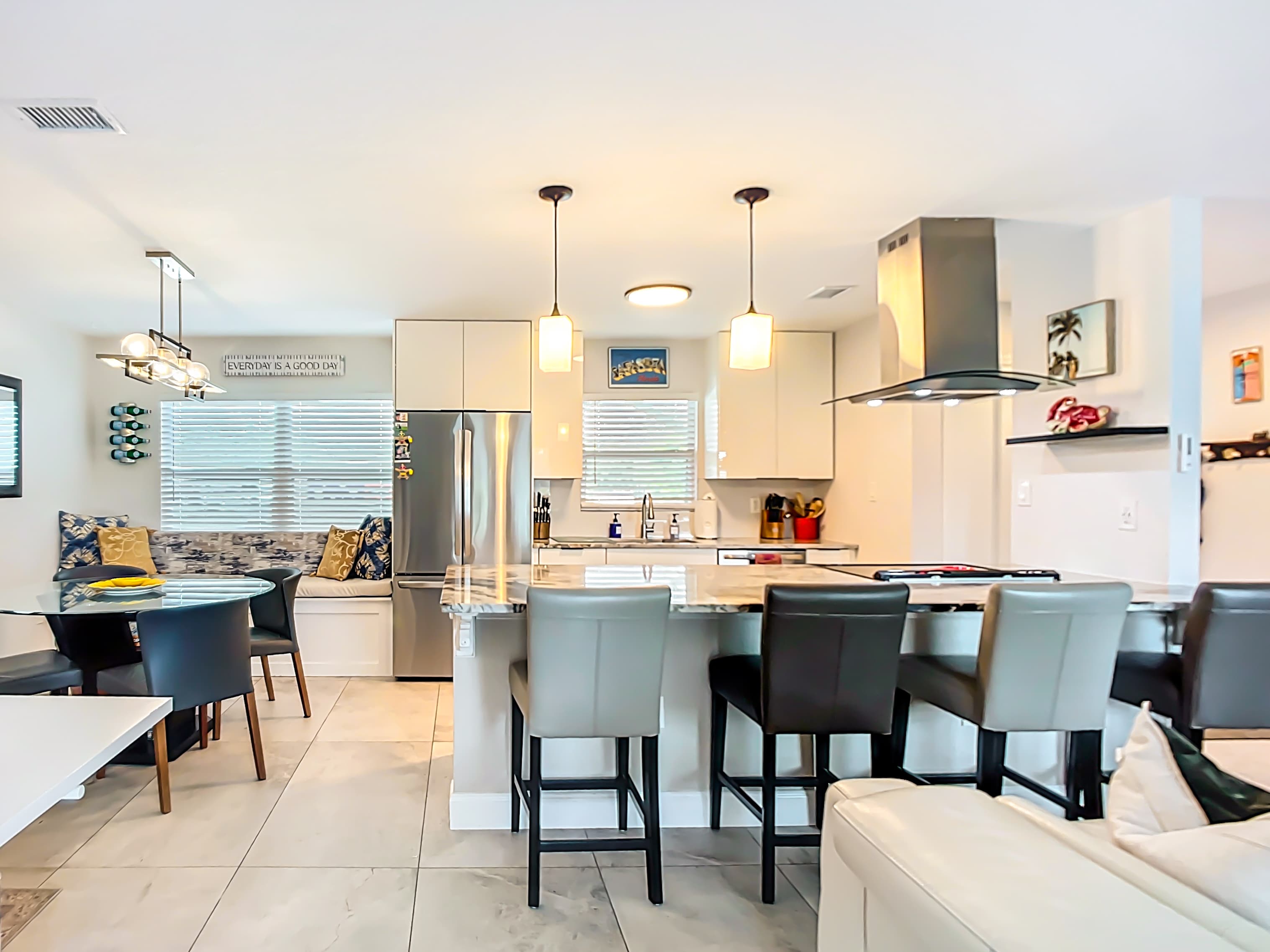 Full Kitchen & Dining Area 