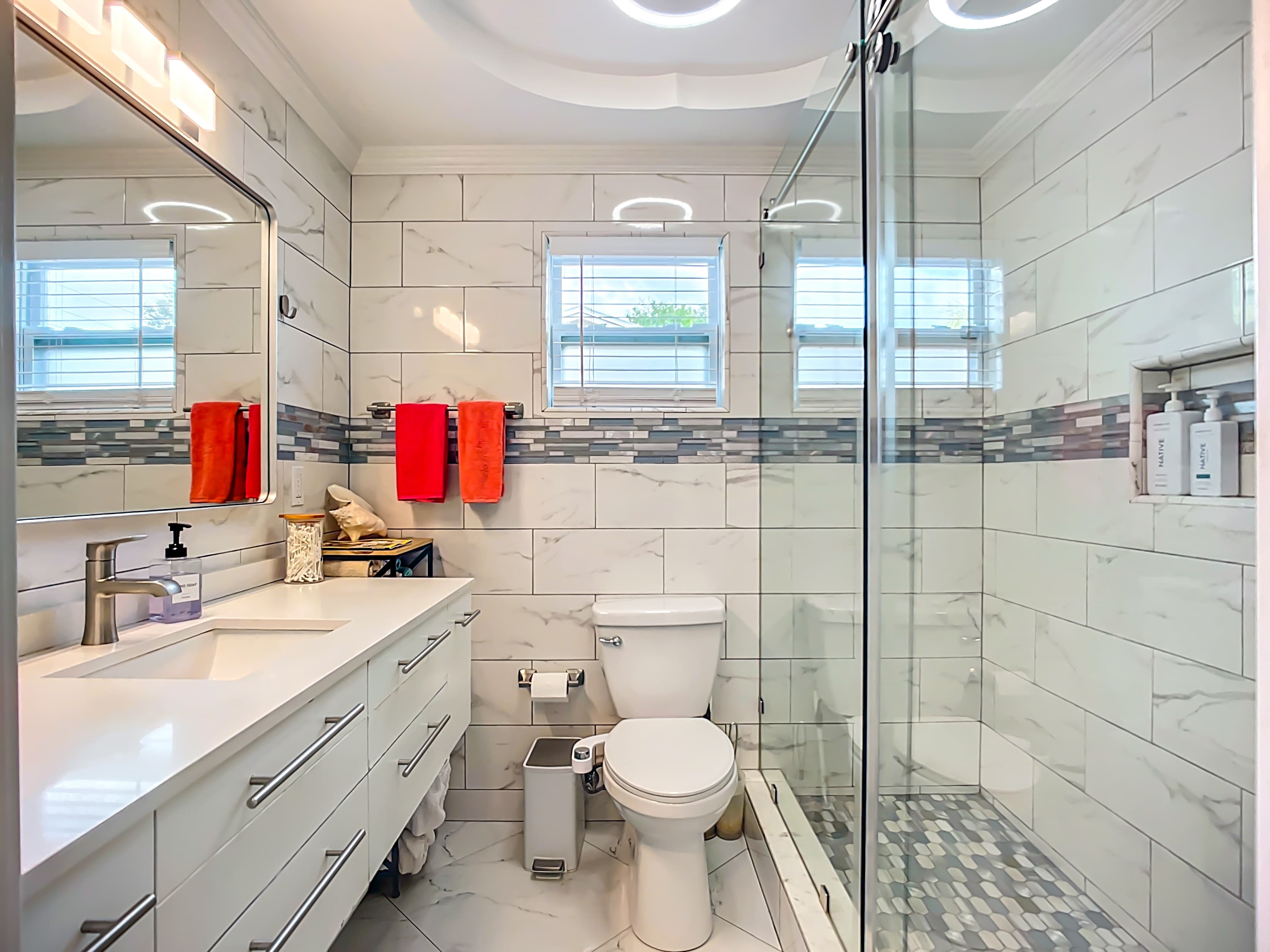 Main bathroom Soap & Shampoo provided
