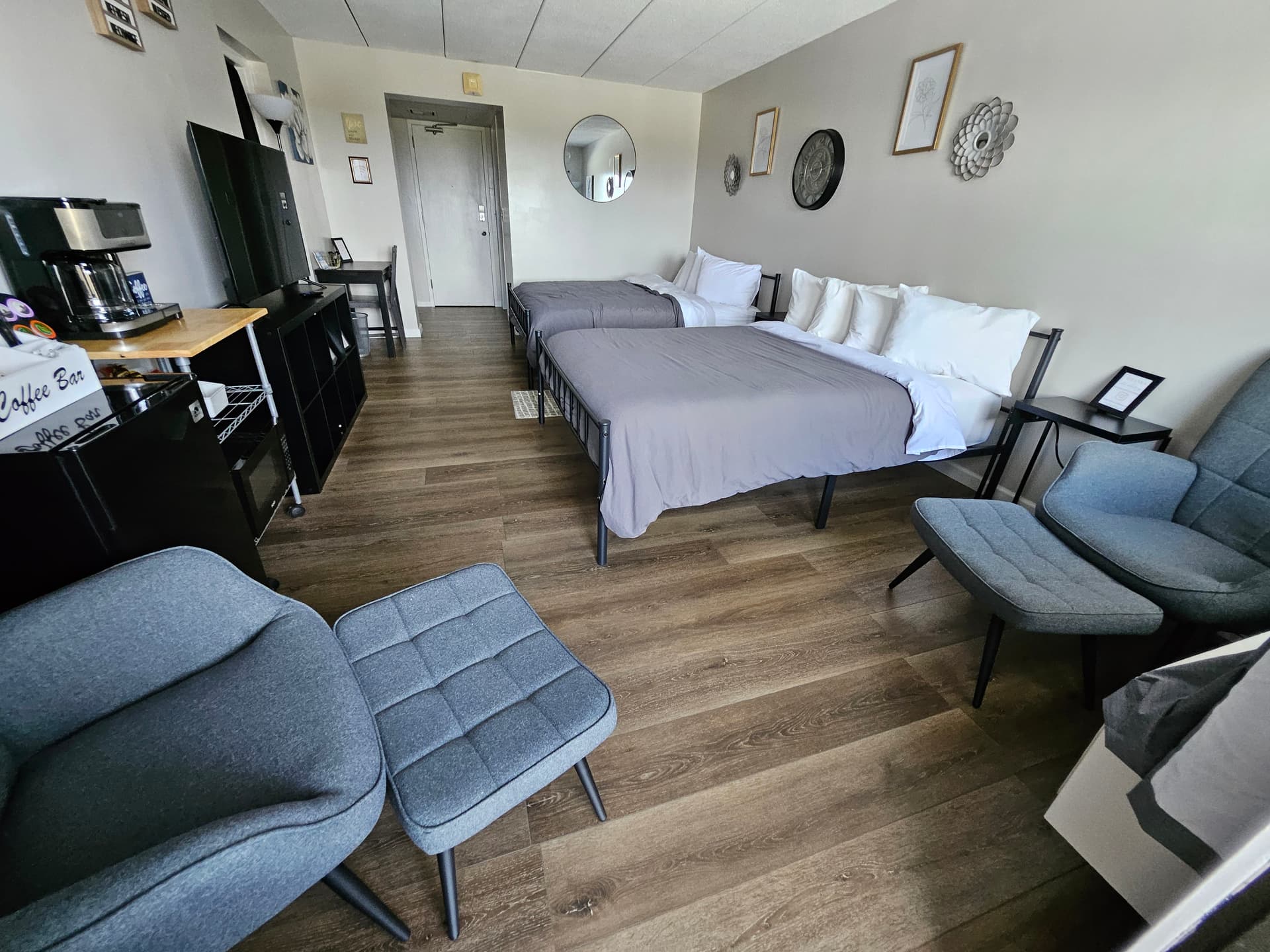 Newly Remodeled Cedar Lodge Room w/ Lake Views!