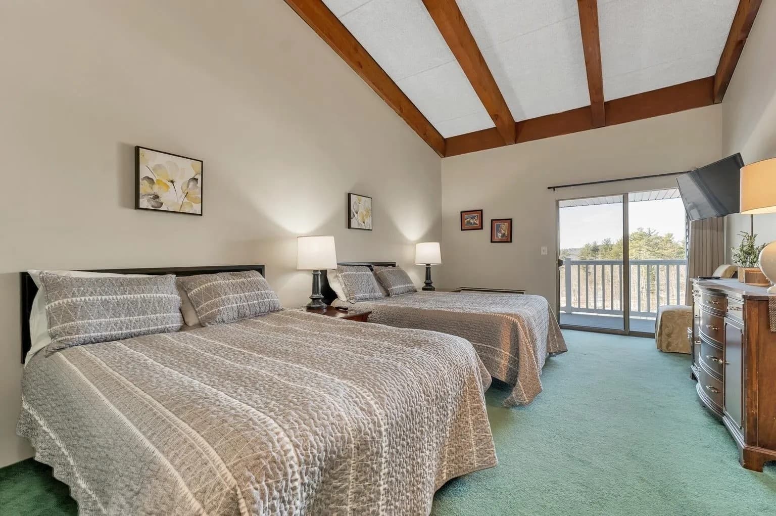 Cedar Lodge Room-Private Balcony Close to Weirs!