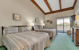 Cedar Lodge Room-Private Balcony Close to Weirs!