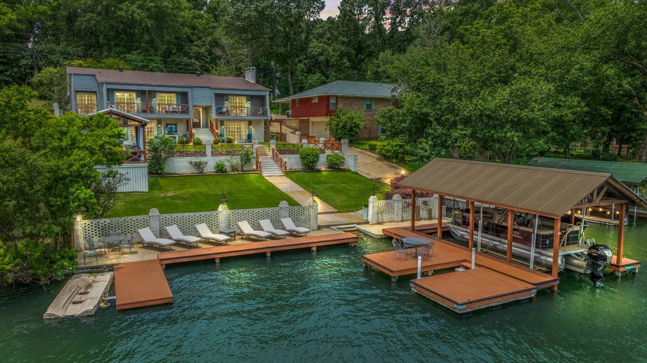 Beautiful Lakefront Home - The Great Escape 