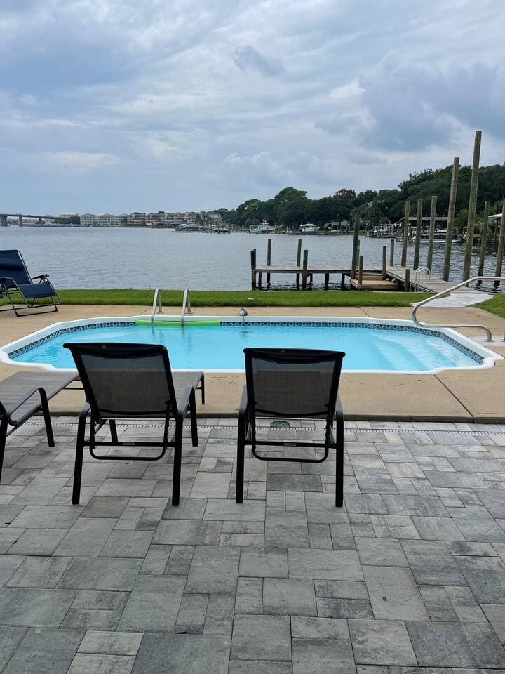 Private pool with a DEEPWATER dock for your boats and way runners.   Minutes away from crab Island. Boat ramp is one street over for docking.