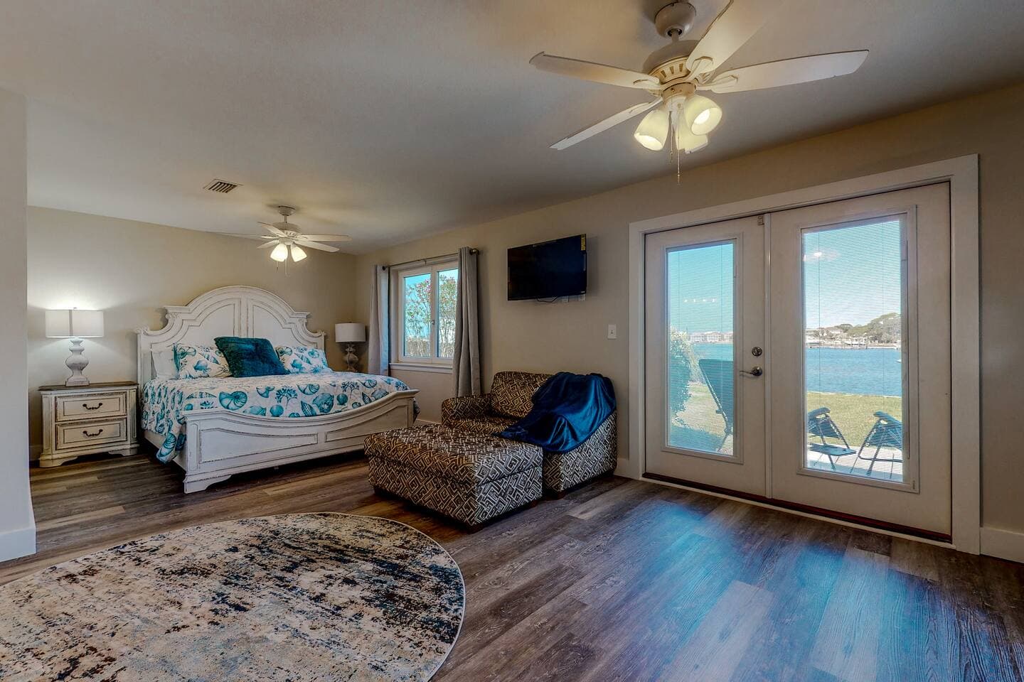 Master bedroom waterfront w/ King Bed and  twin bed/chair 1/2