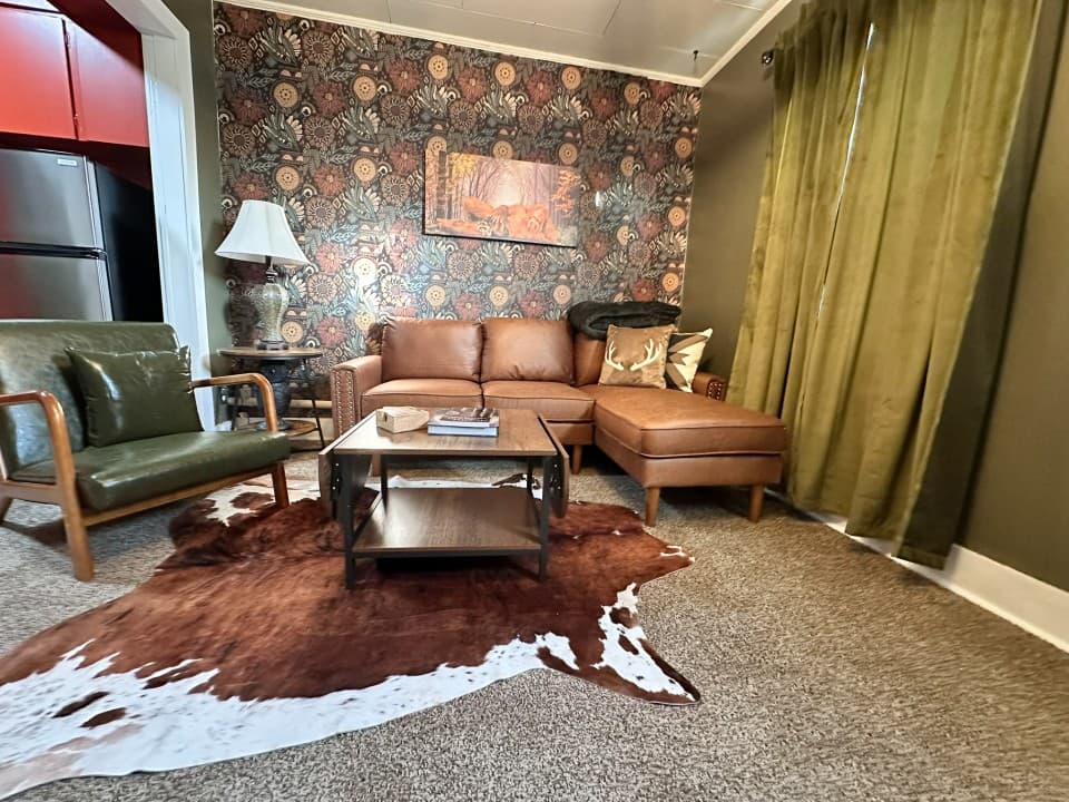 Bigfoot Bungalow-1BD/1BA/Balcony-Downtown RS