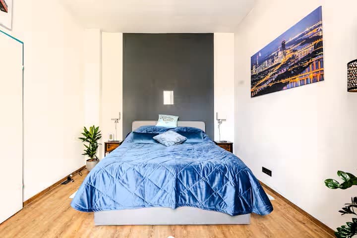 Queensize bed bedroom