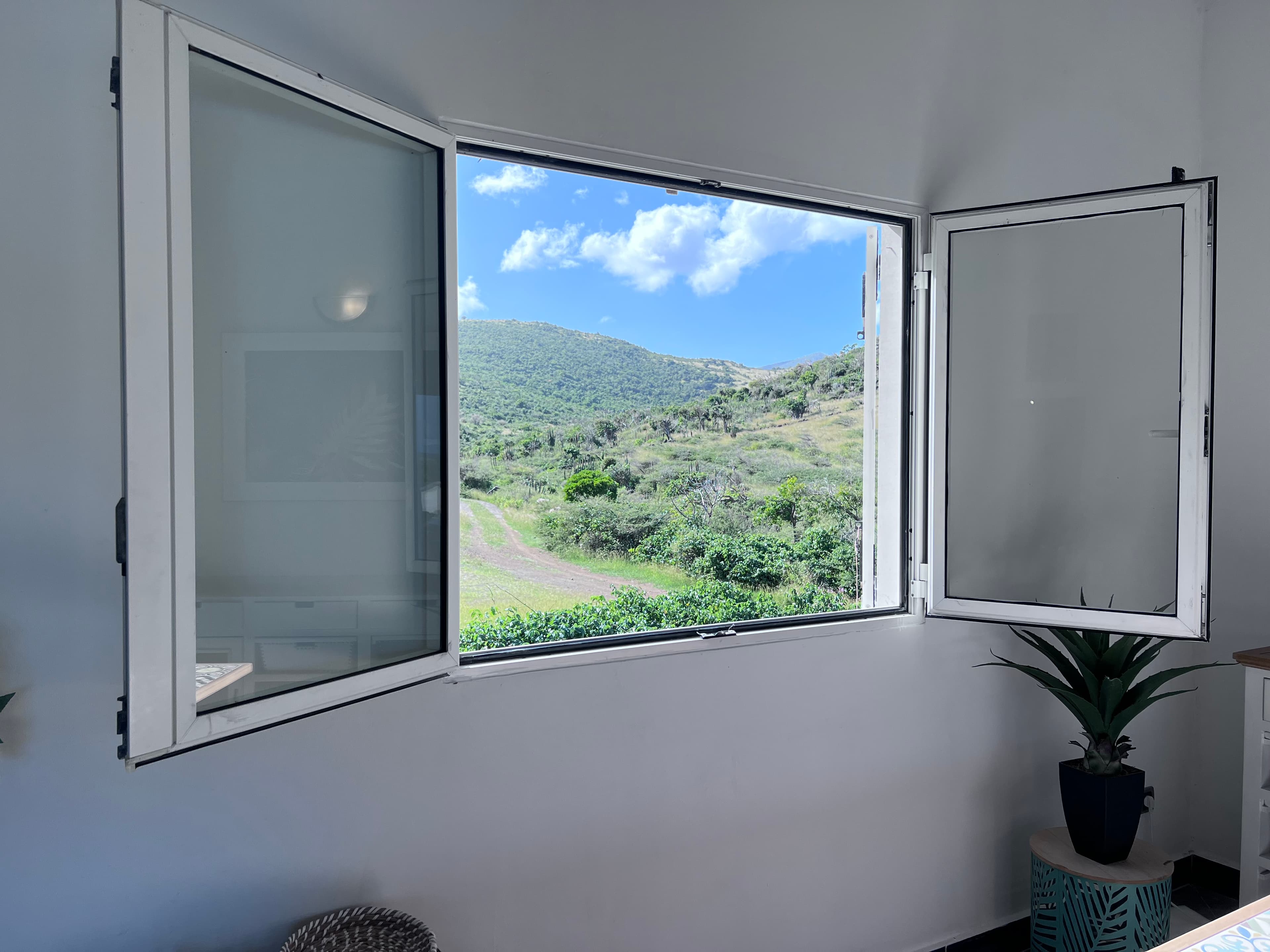 Salon vue colline- VILLA CHILL & RELAX - Conciergerie SHIVAKEYS - SAINT MARTIN.jpeg
