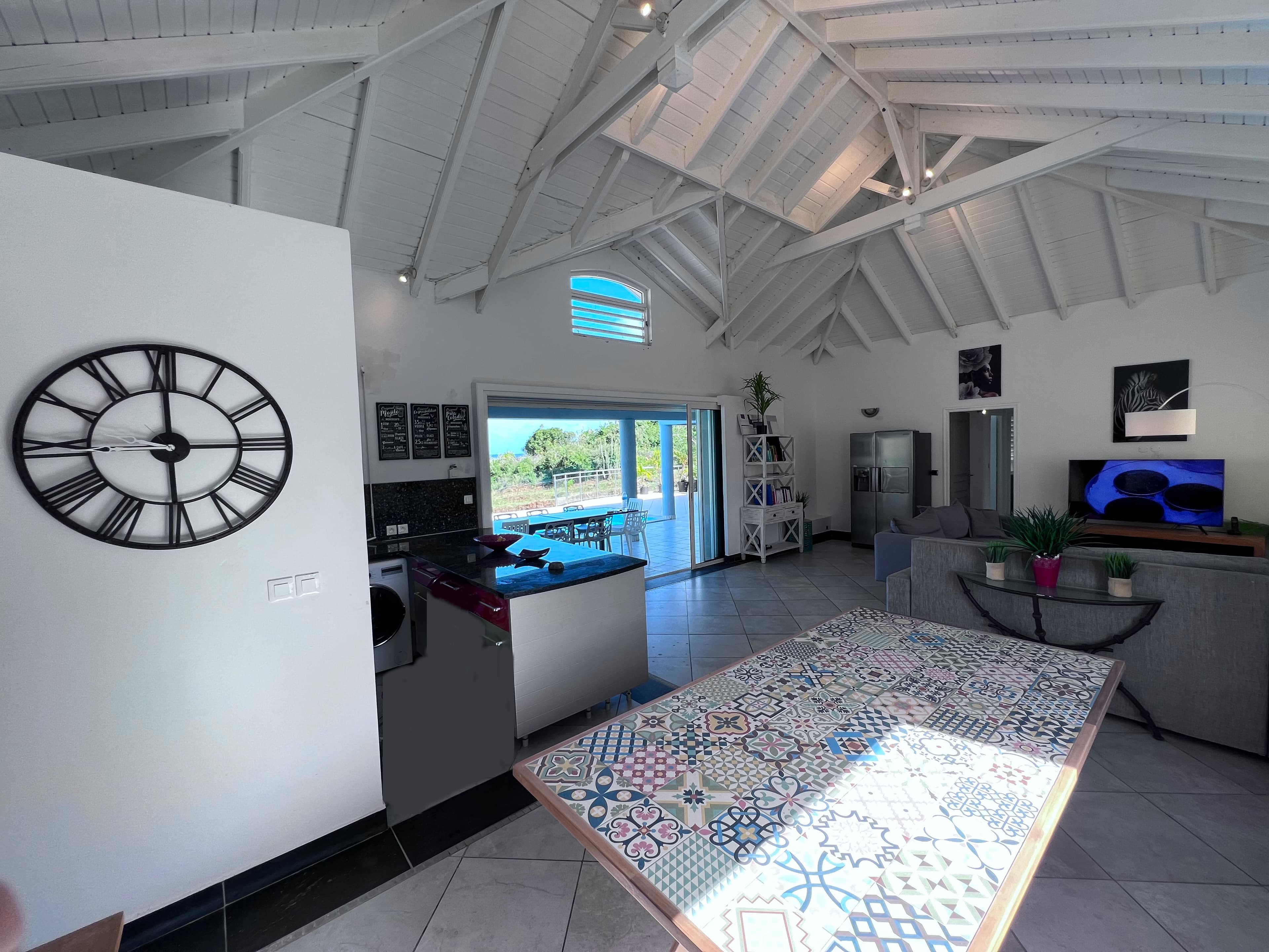Salon cathédrale vue 6- VILLA CHILL & RELAX - Conciergerie SHIVAKEYS - SAINT MARTIN.jpeg