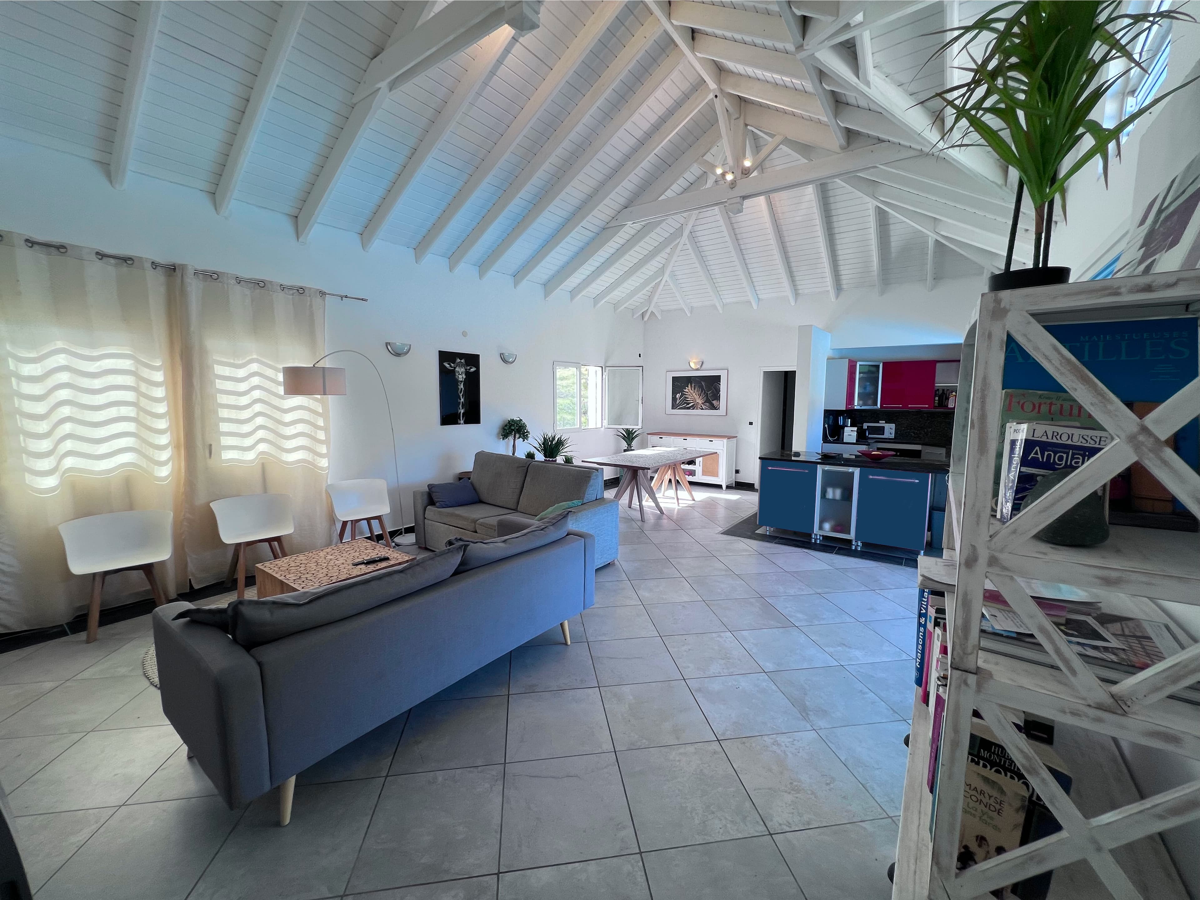 Salon cathédrale vue 3- VILLA CHILL & RELAX - Conciergerie SHIVAKEYS - SAINT MARTIN.jpeg