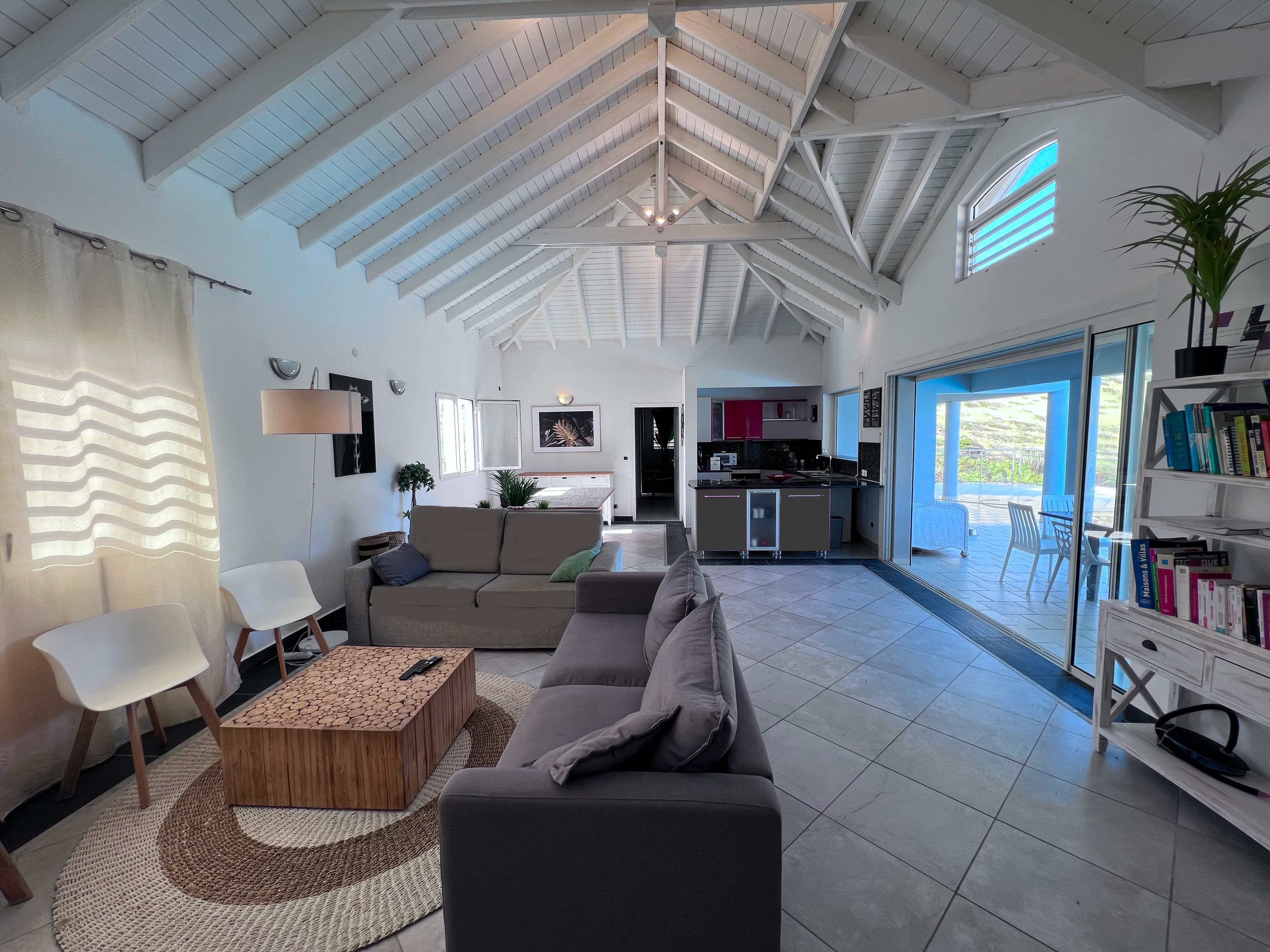 Salon cathédrale vue 2- VILLA CHILL & RELAX - Conciergerie SHIVAKEYS - SAINT MARTIN.jpeg