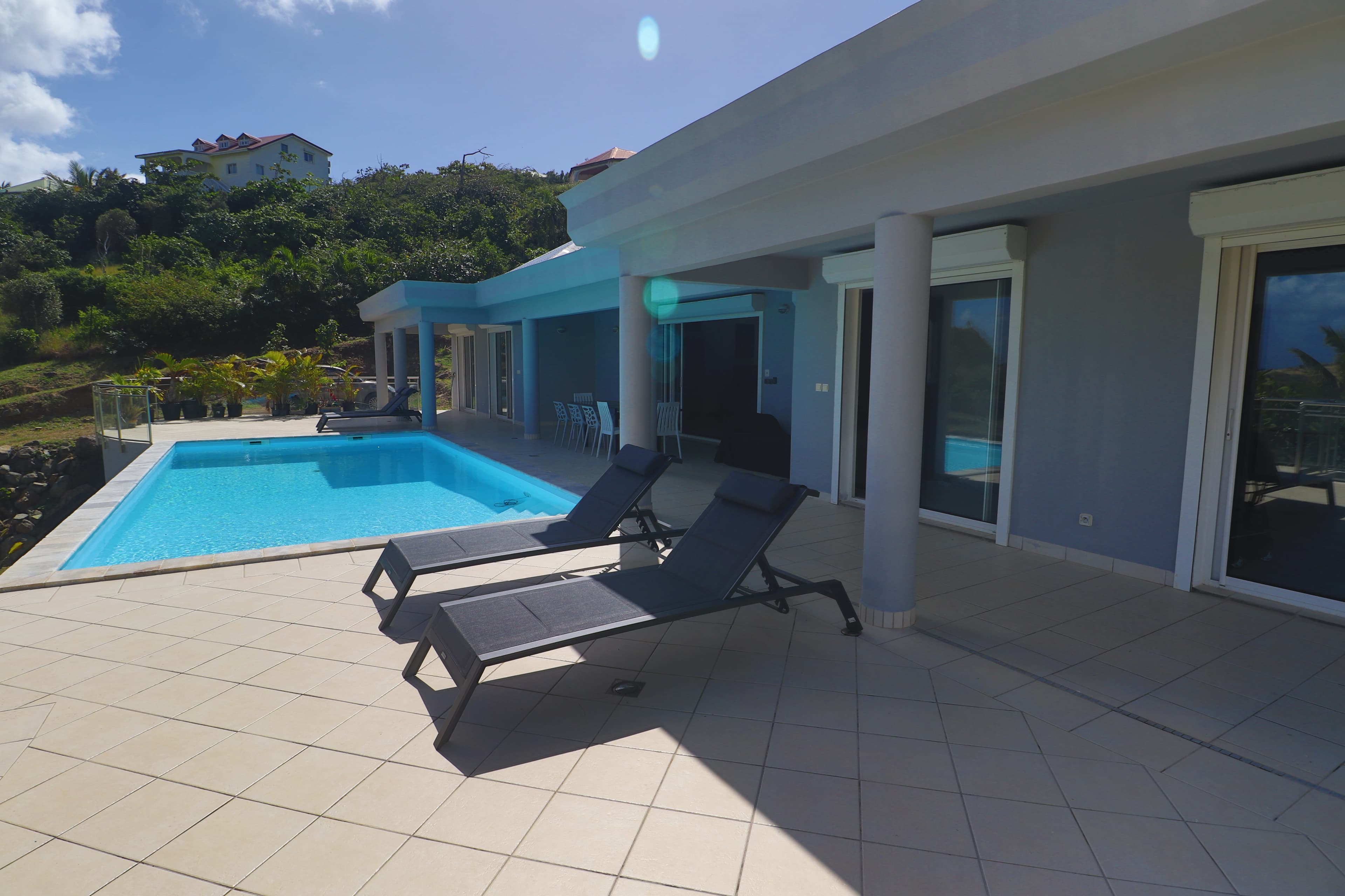 Piscine et bain de soleil- VILLA CHILL & RELAX - Conciergerie SHIVAKEYS - SAINT MARTIN.jpeg