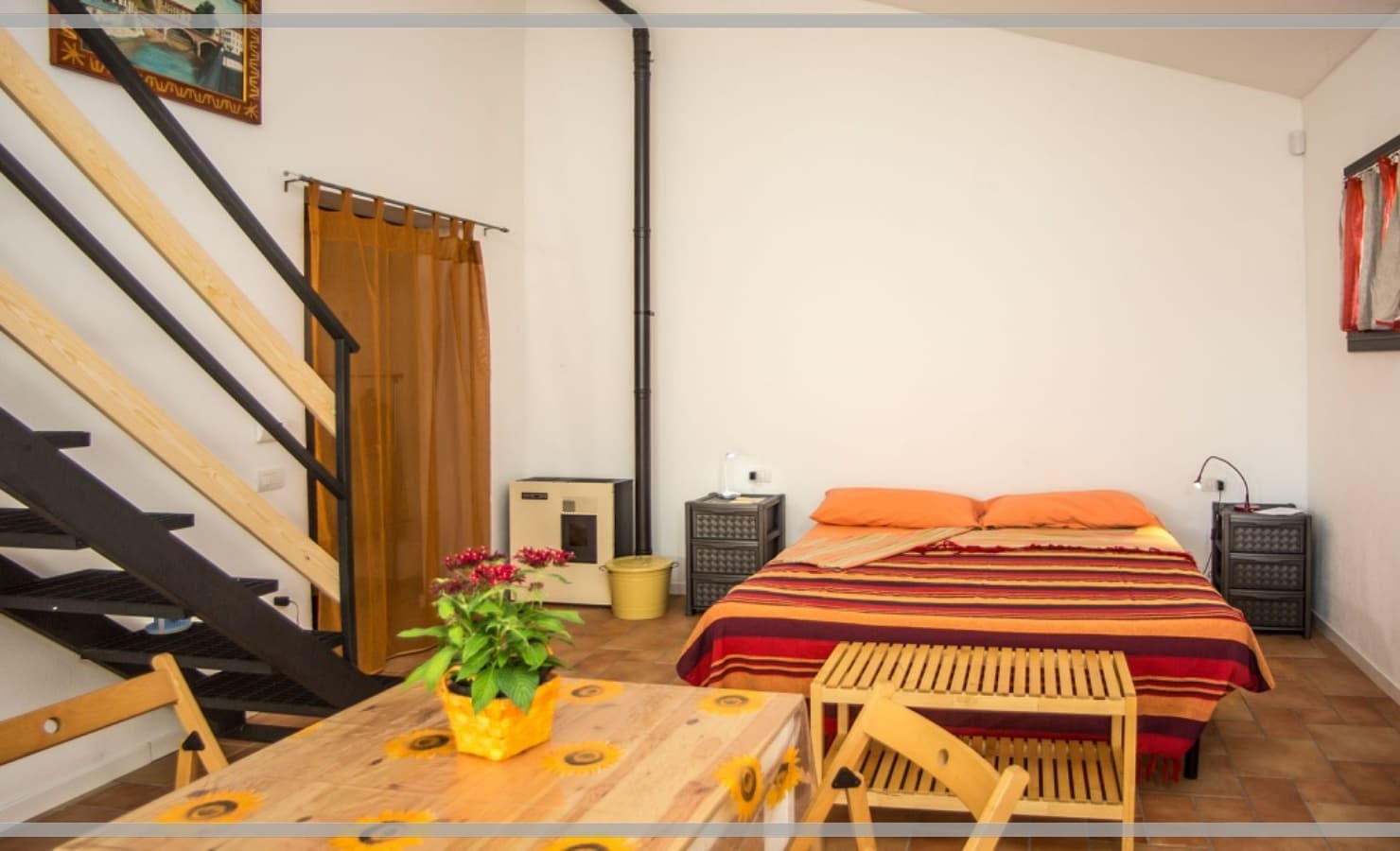 Orange entrance full of light ideal for couples, warm colours, spare room for work