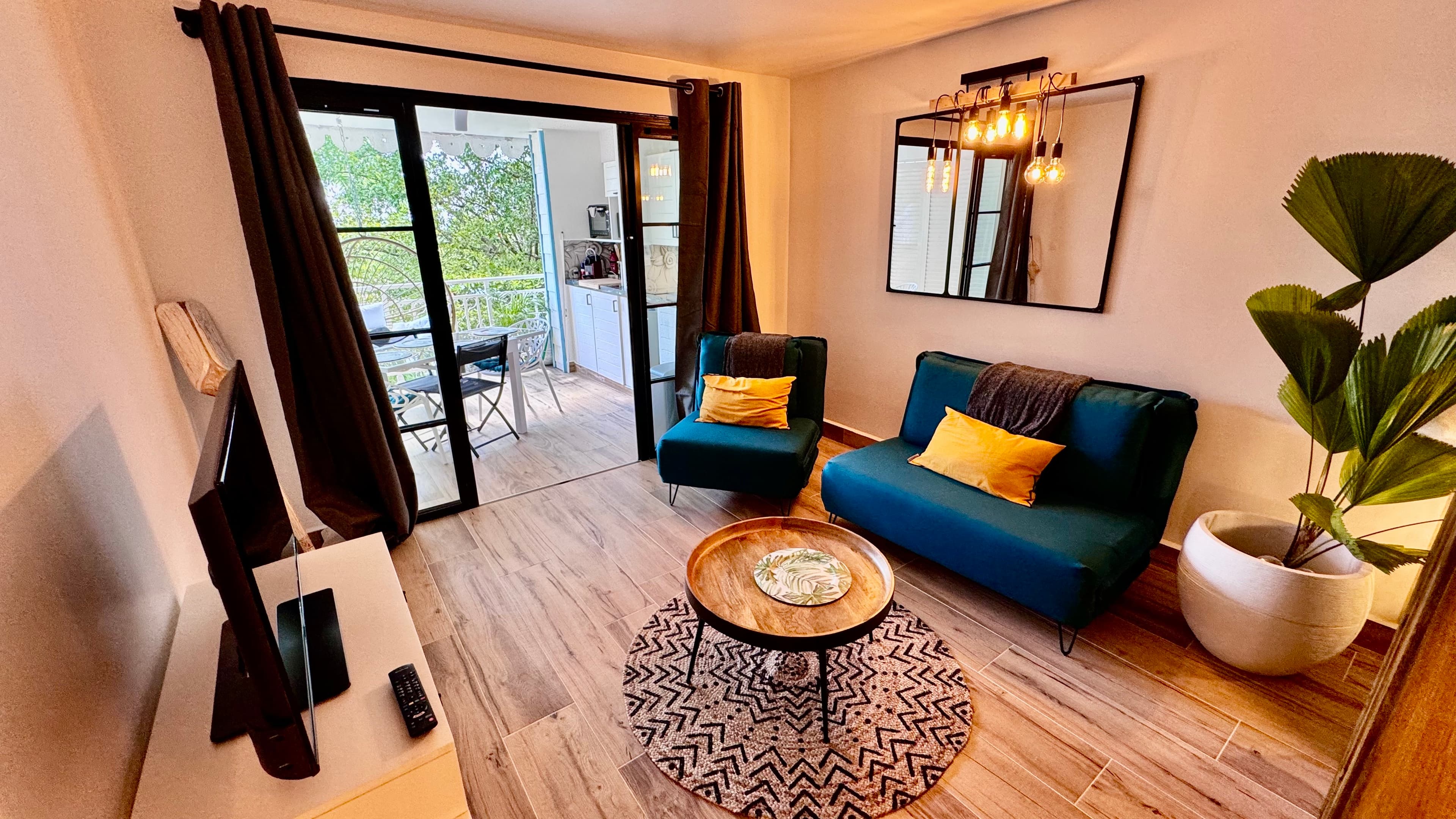 Salon vue terrasse- Studio TI KAZ BONNEUW - Village Vacances Sainte Anne GUADELOUPE - Conciergerie S