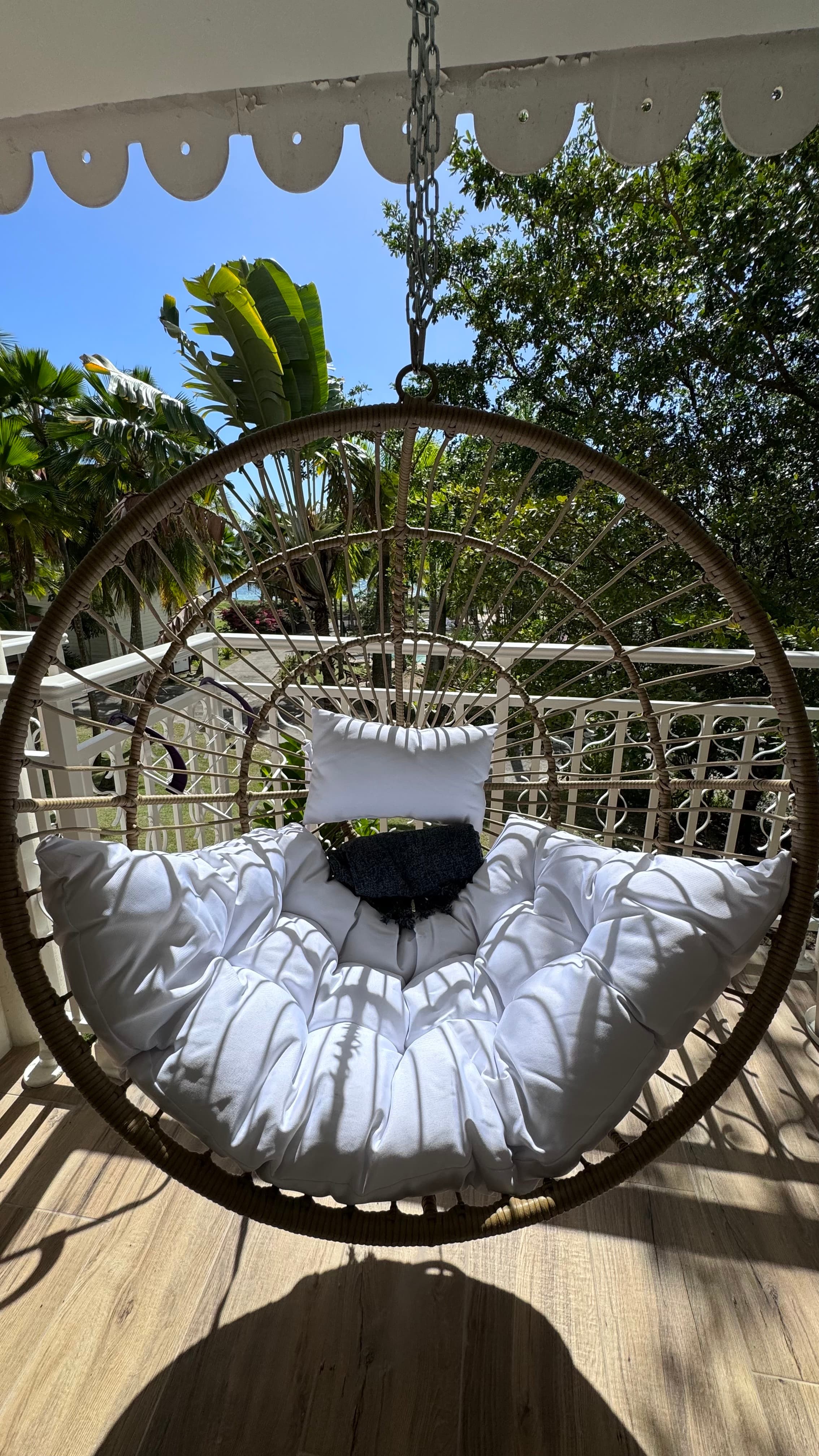 Siège oeuf terrasse - Studio TI KAZ BONNEUW - Village Vacances Sainte Anne GUADELOUPE - Conciergeri