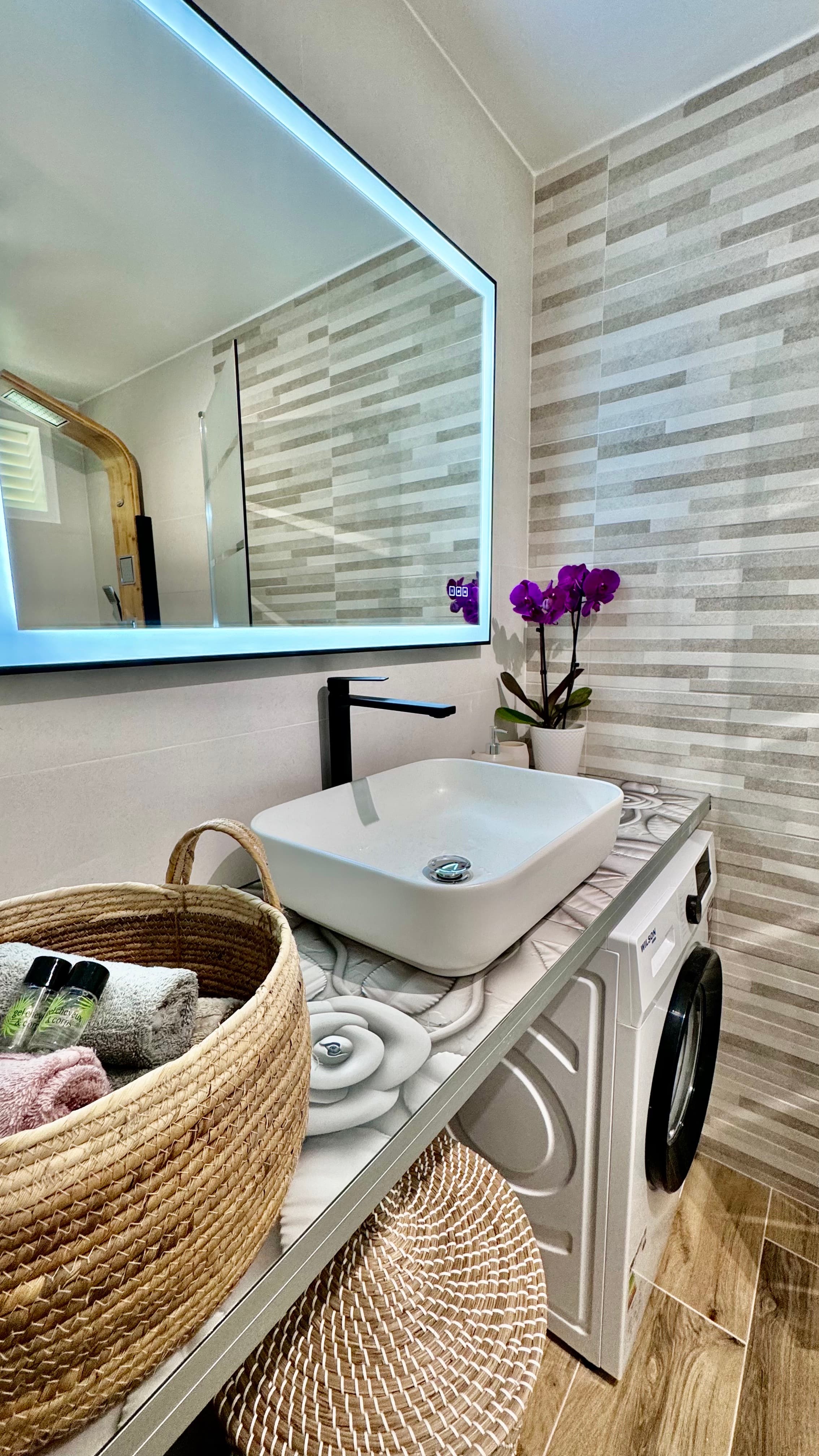 Salon de bain mirroir vue 2 - Studio TI KAZ BONNEUW - Village Vacances Sainte Anne GUADELOUPE - Conc