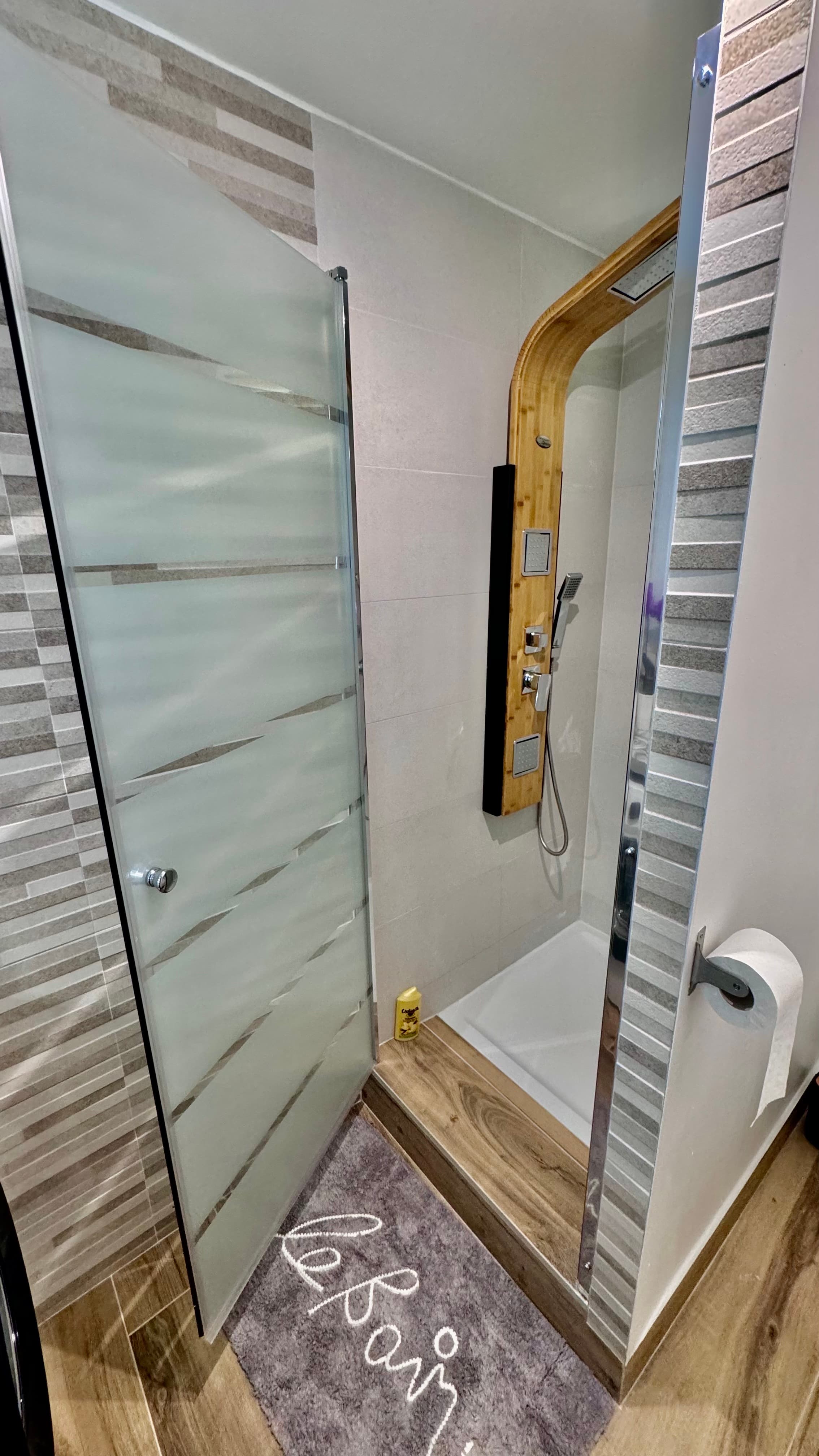 Salle de bain douche moderne - Studio TI KAZ BONNEUW - Village Vacances Sainte Anne GUADELOUPE - Con