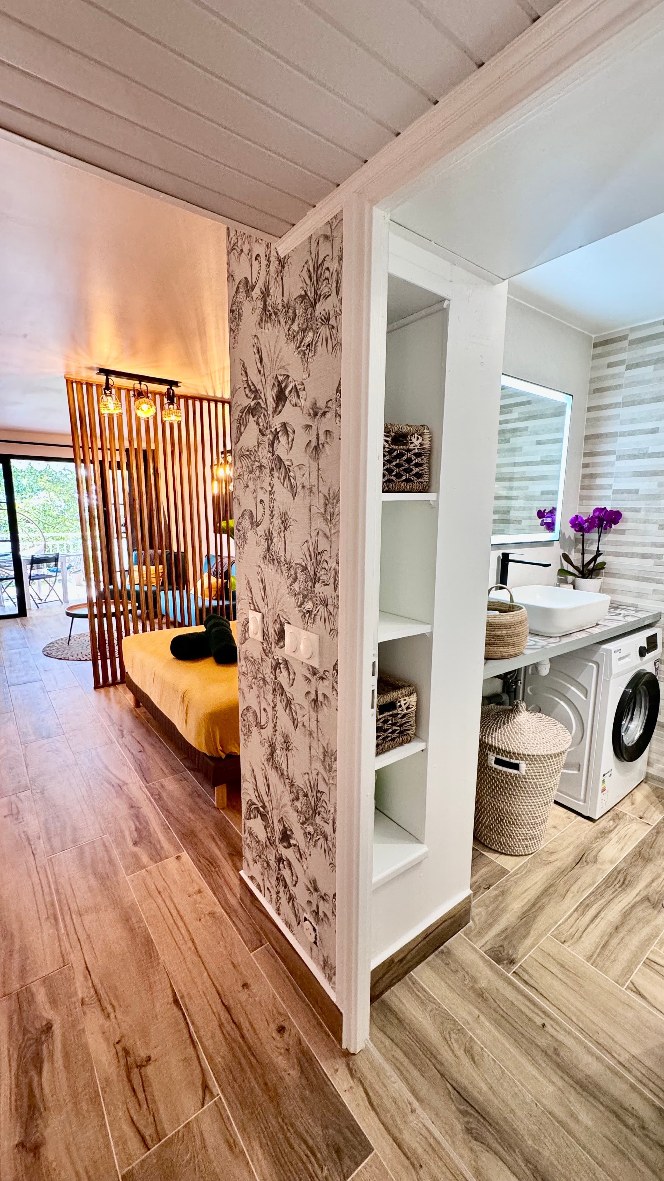 Entrée vue salle de bain et salon - Studio TI KAZ BONNEUW - Village Vacances Sainte Anne GUADELOUPE