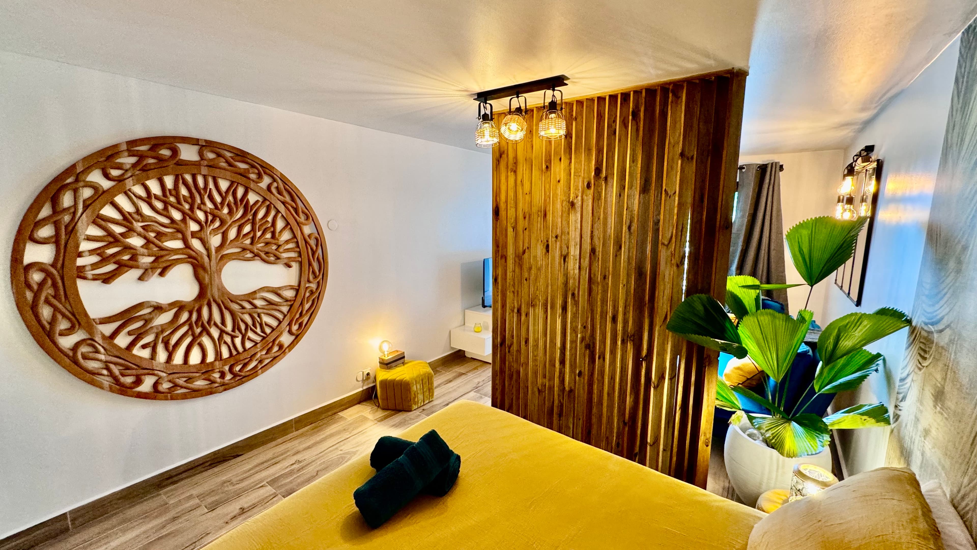 Chambre vue claustra et arbre de vie- Studio TI KAZ BONNEUW - Village Vacances Sainte Anne GUADELOUP