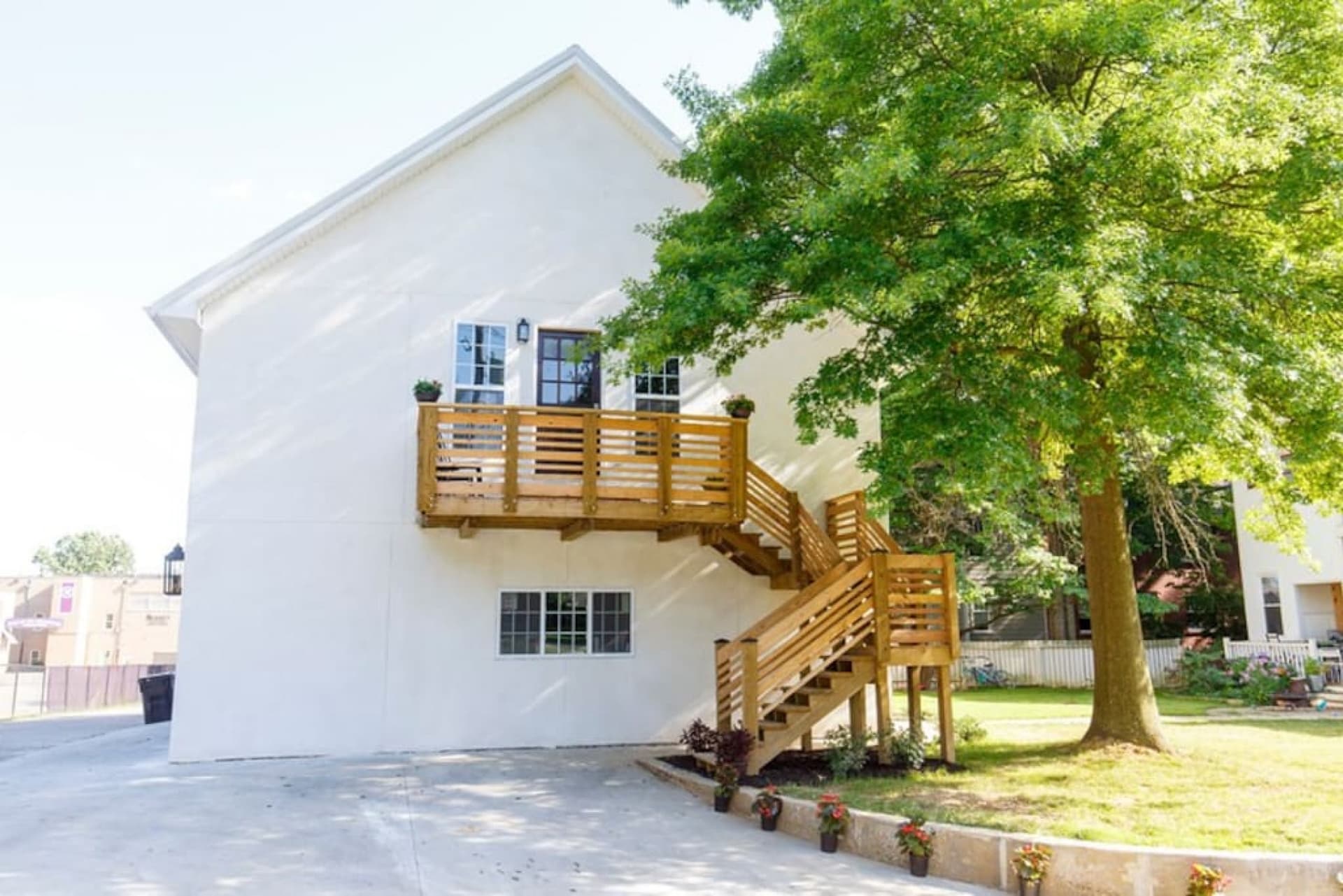 Cottage Park Carriage House. Rest & Explore with Hollyhock