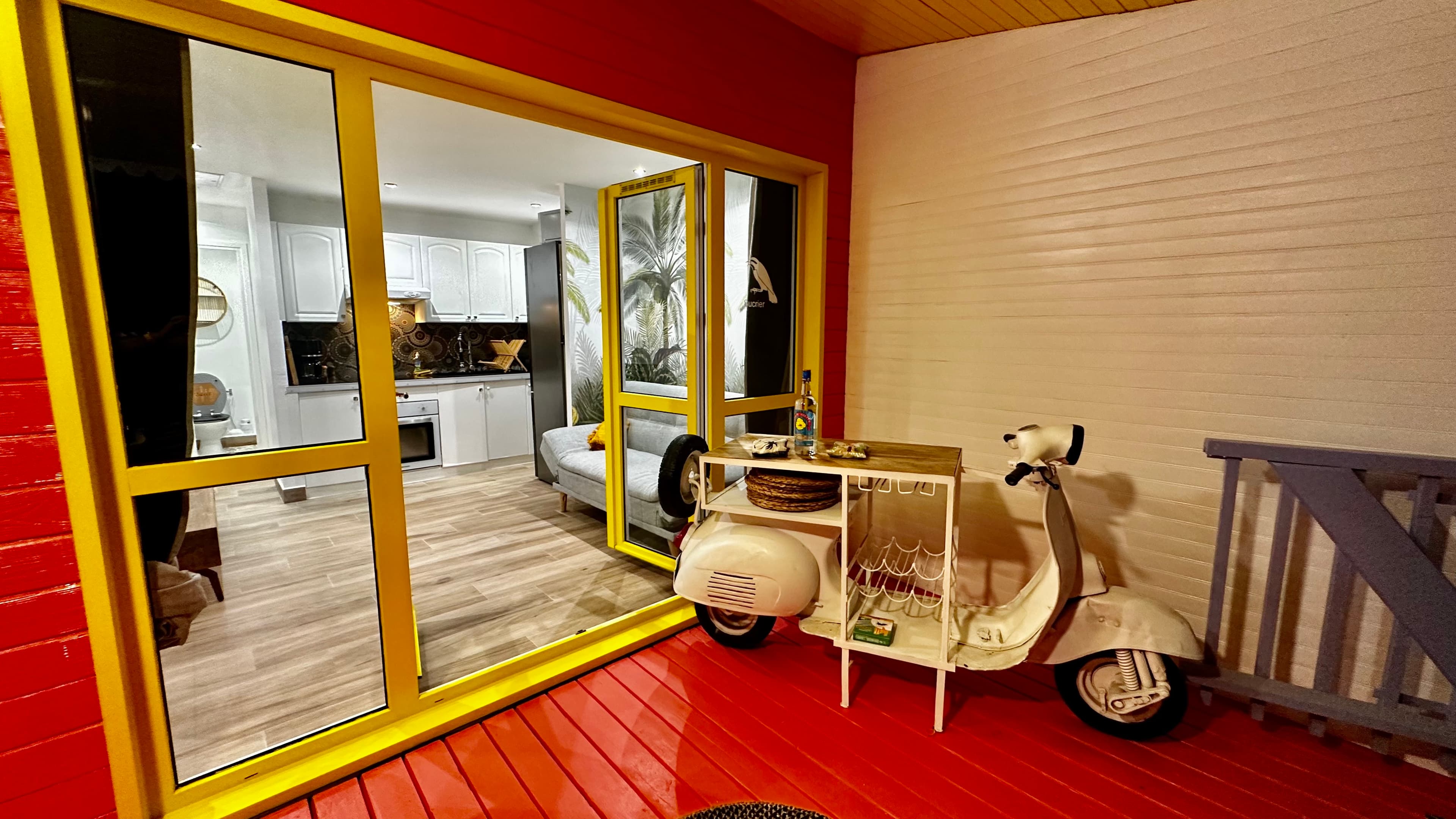 Scooter sur terrasse Ti Kaz Coco Jungle - Petite Anse - Moutchy - Bouillante - Basse Terre - Guadelo