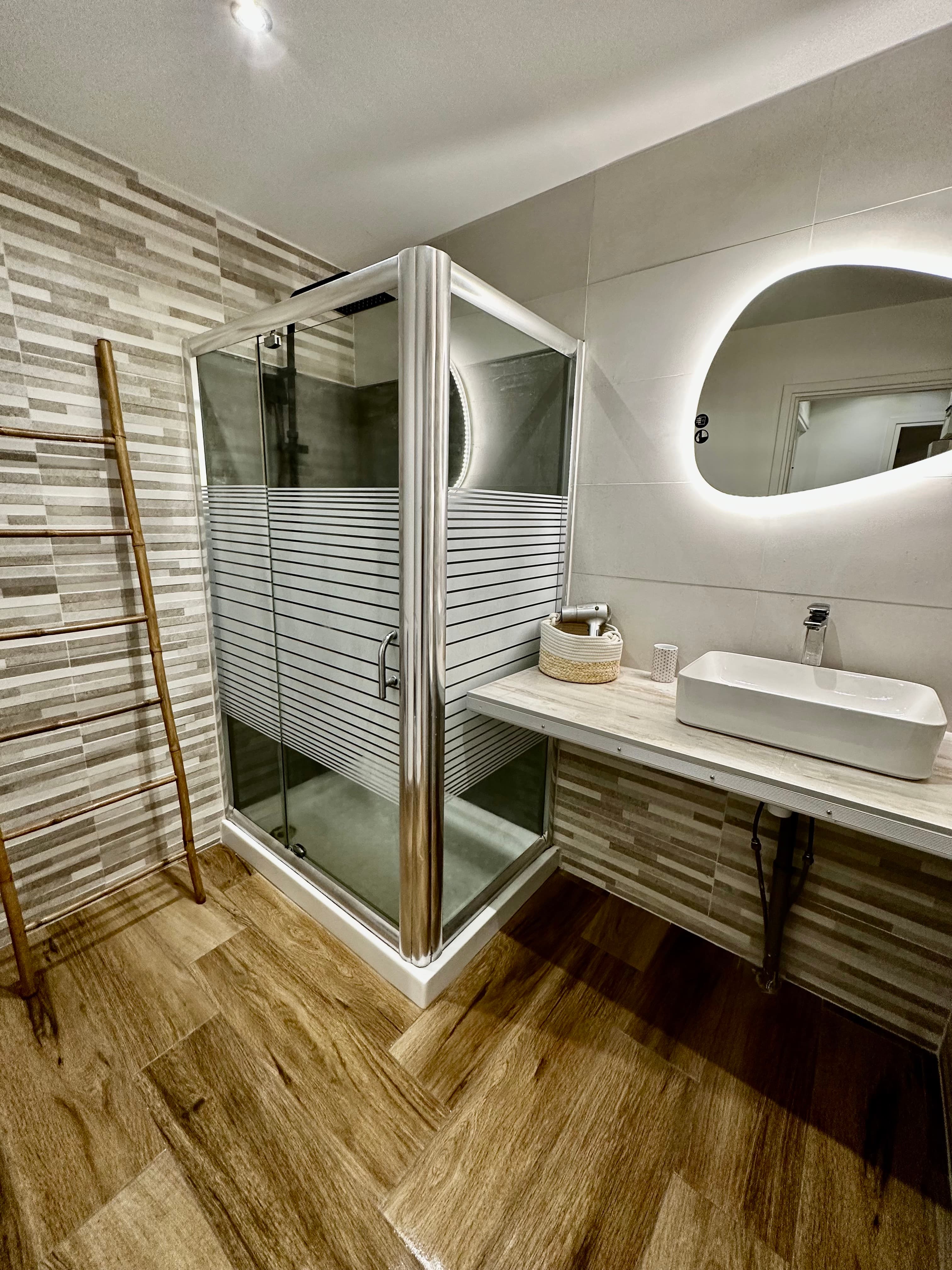Salle de bain vue 2 Ti Kaz Coco Jungle - Petite Anse - Moutchy - Bouillante - Basse Terre - Guadelou