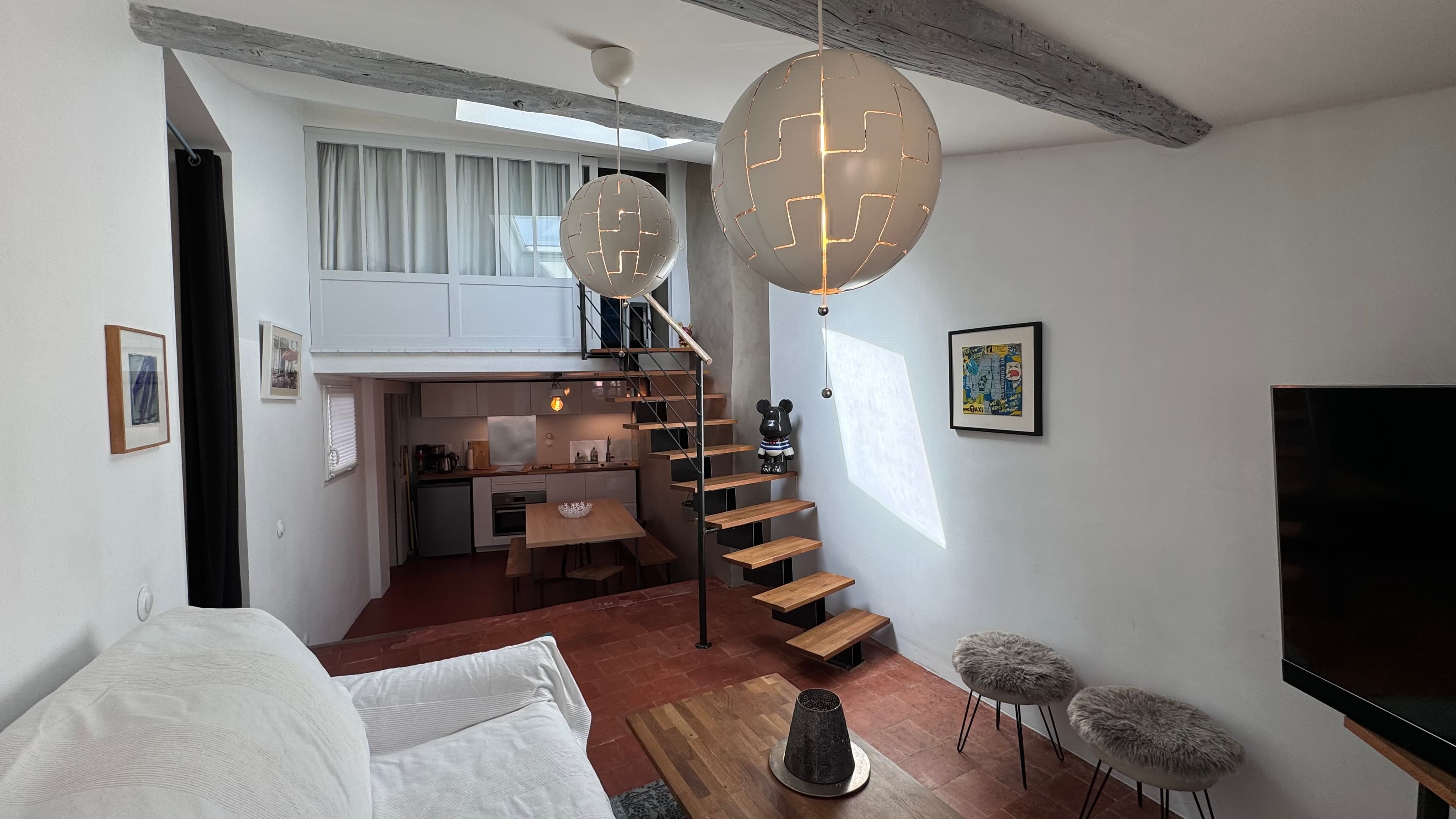 Salon vue avec TV- Duplex Artist Cocon - Aix-en-Provence - Conciergerie SHIVAKEYS