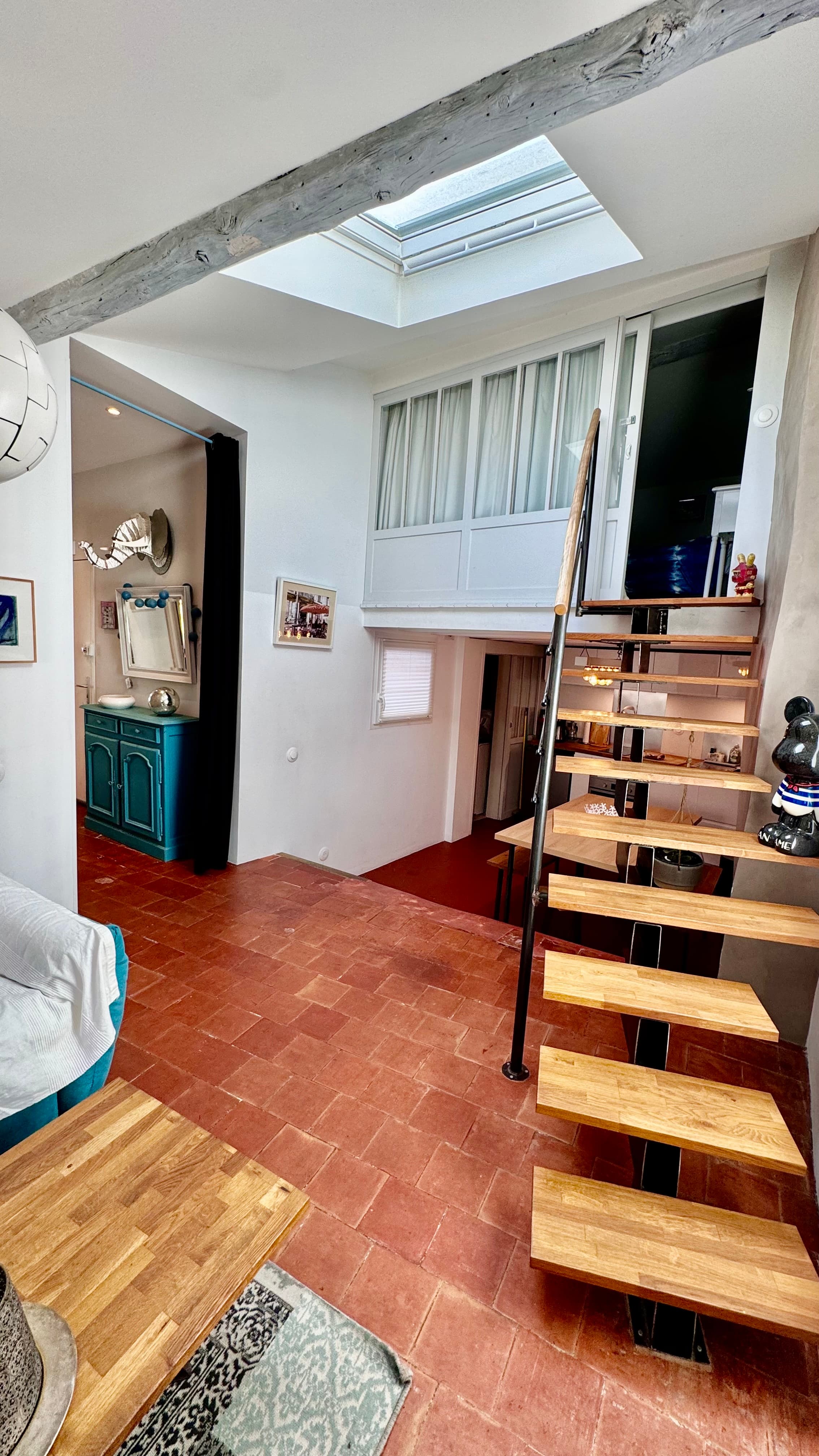Chambre 2 escalier d'accès vue cuisine- Duplex Artist Cocon - Aix-en-Provence - Conciergerie SHIVAK