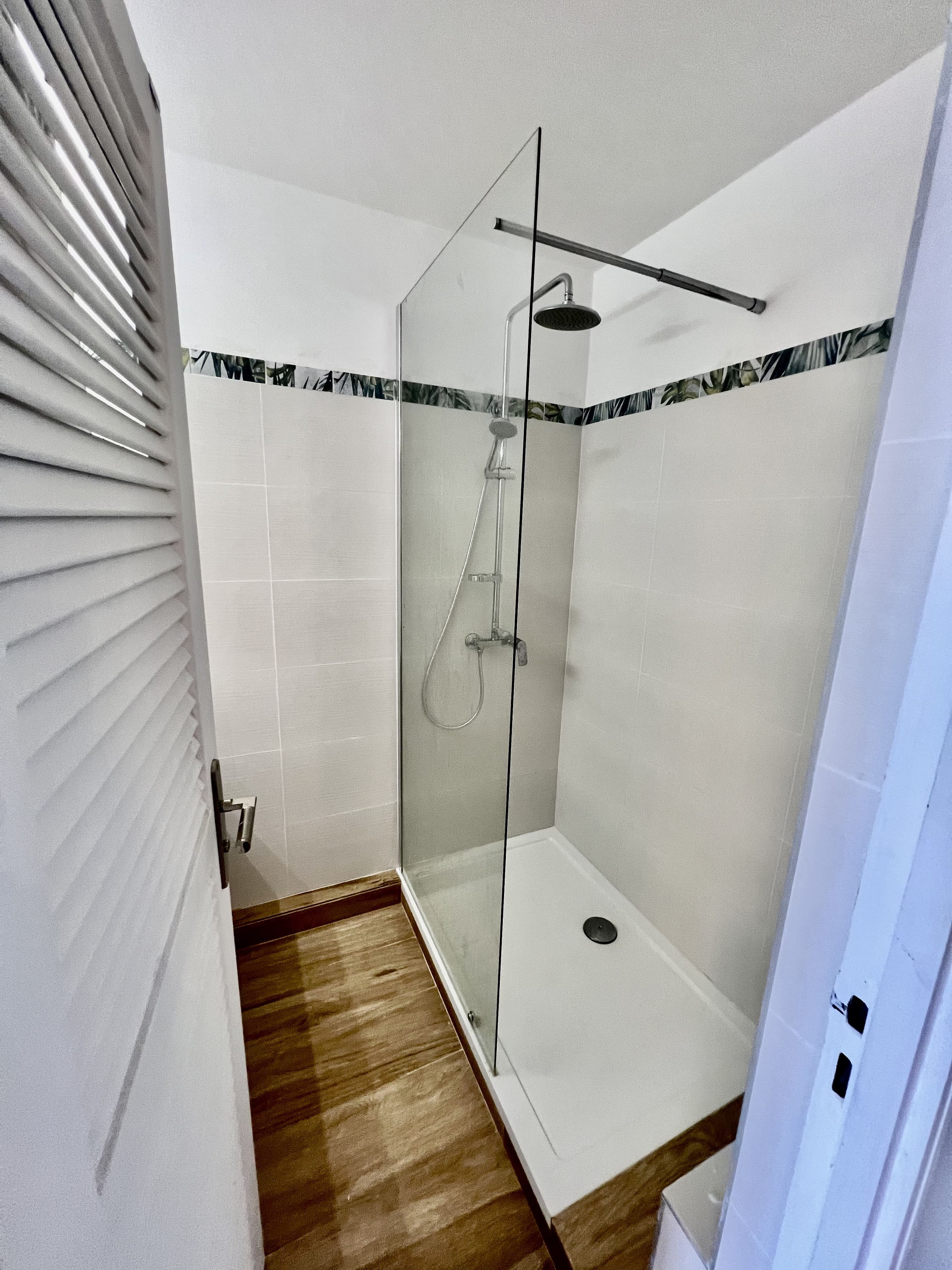 1° salle de bain douche à l'italienne-Duplex LA JUNGLE BLEUE - Résidence Anse MARGOT - SAINT MARTI