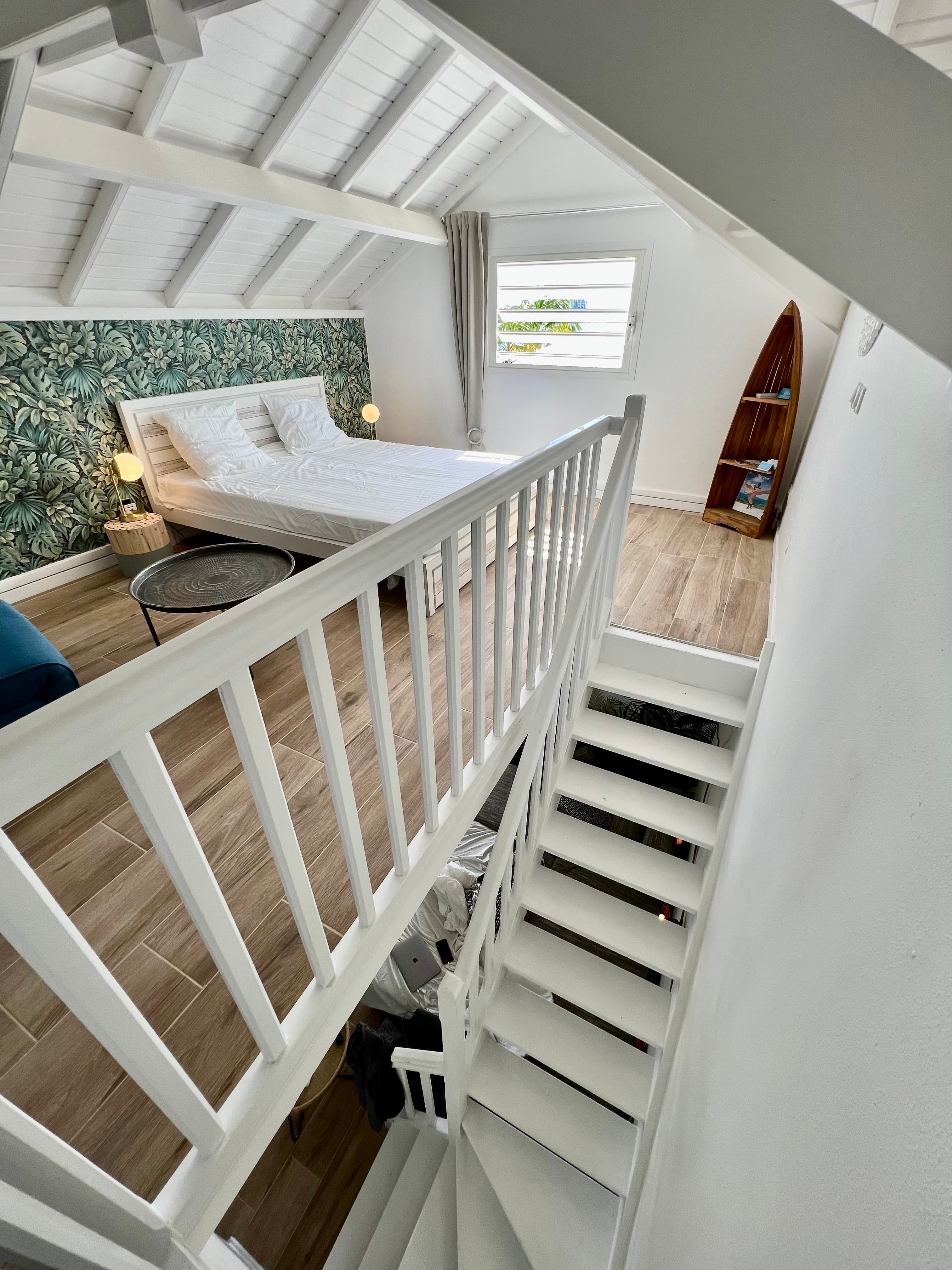 Grande chambre lit Queen size à l'étage vu depuis l'escalier-Duplex LA JUNGLE BLEUE - Résidence A