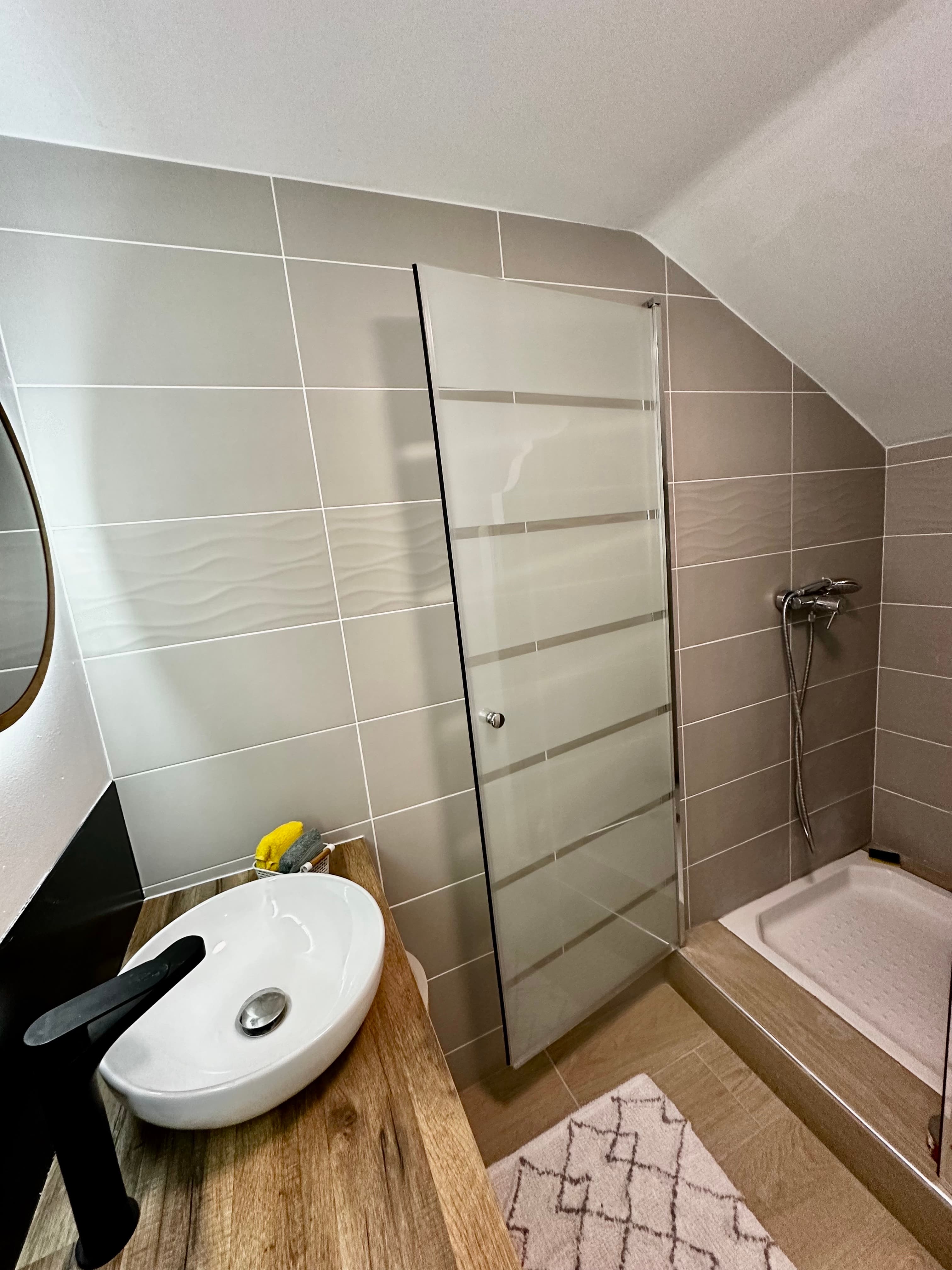 Salle de bain douche à l'italienne - Ti kaz Coco Passion - PIERRE & VACANCES Sainte Anne Guadeloupe