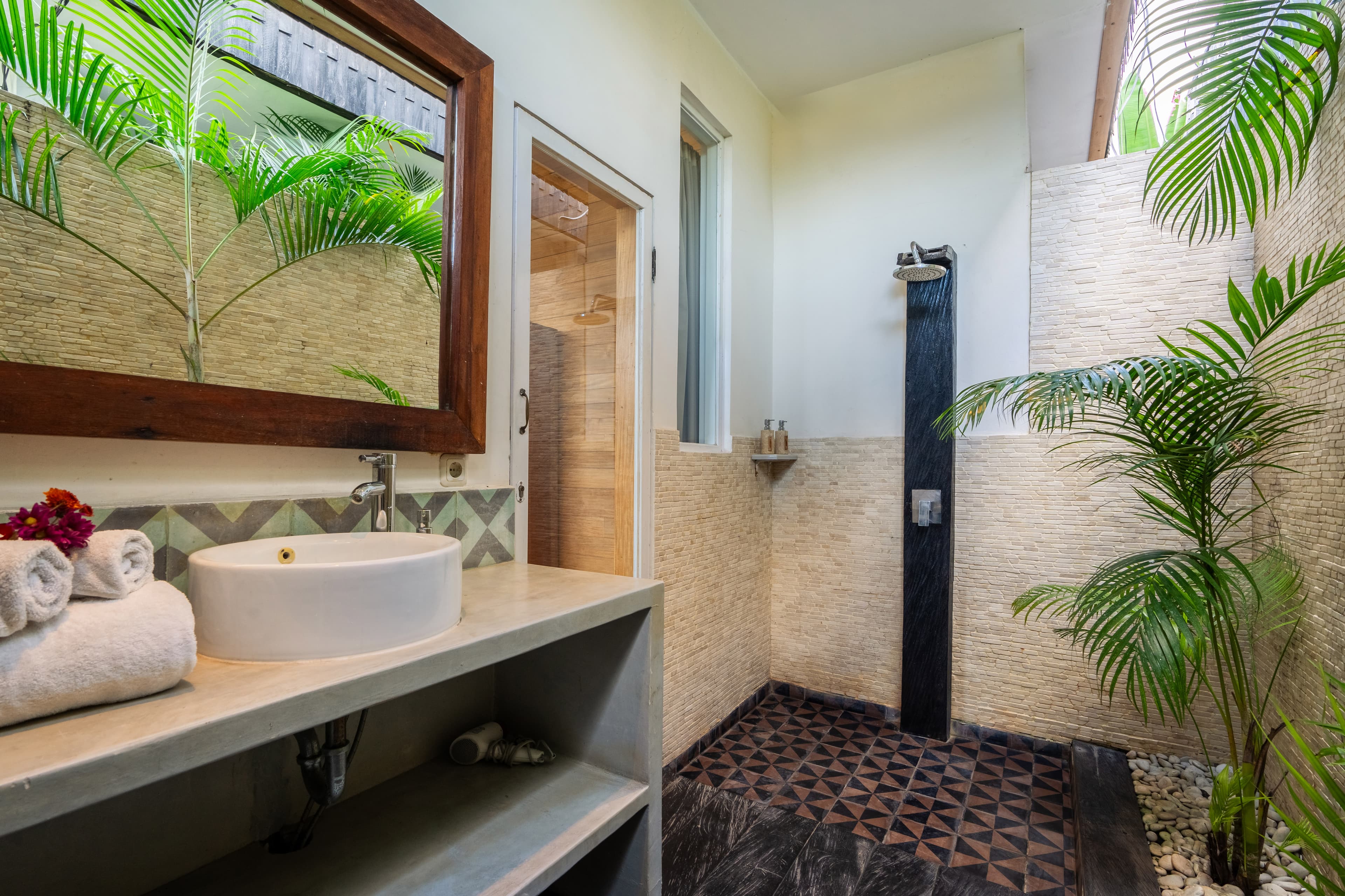 Chambre 1 - Salle de bain vue 2 - Villa SHAKTI Canggu - BALI