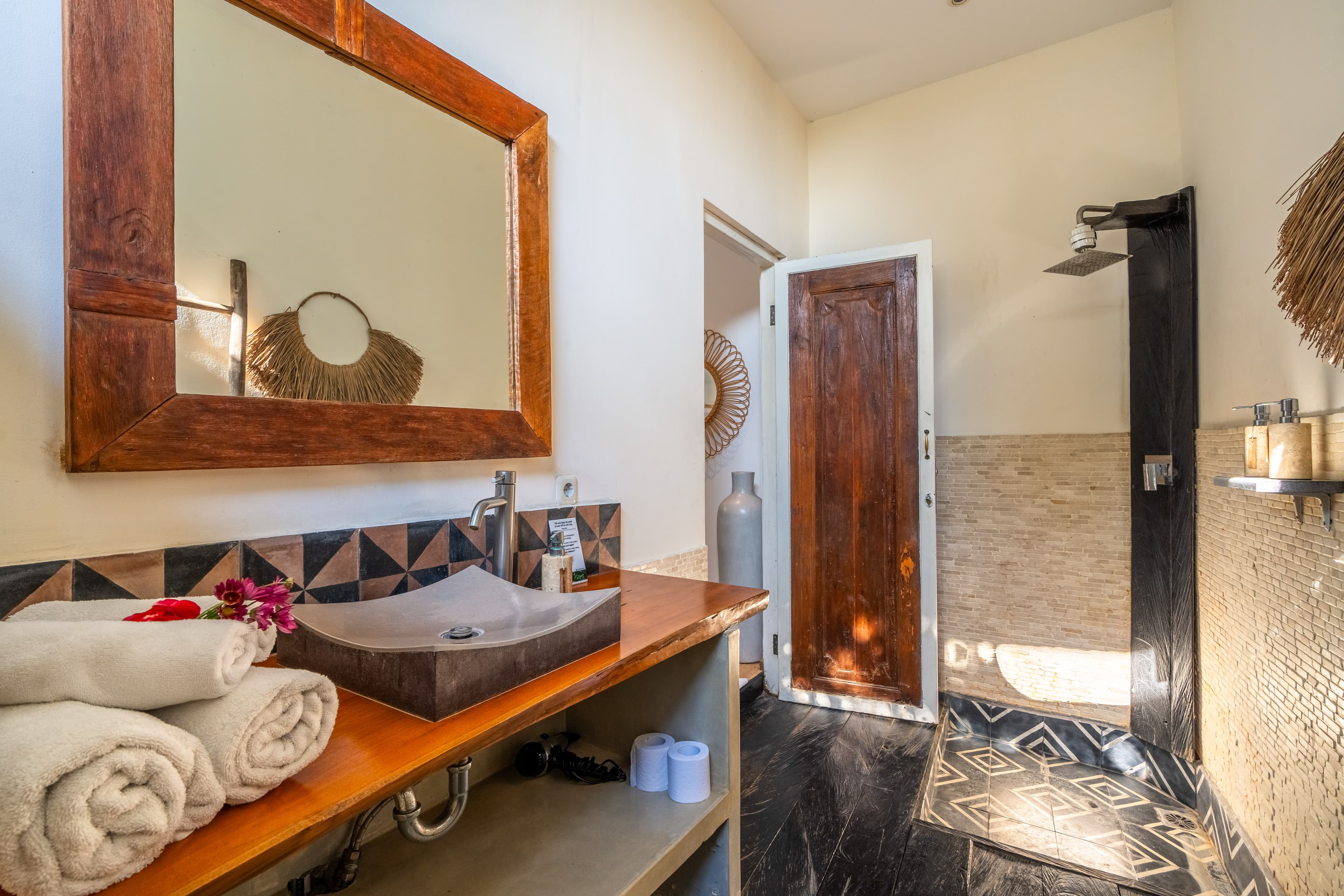 Chambre 2 - Salle de bain vue 2 - Villa SHAKTI Canggu - BALI